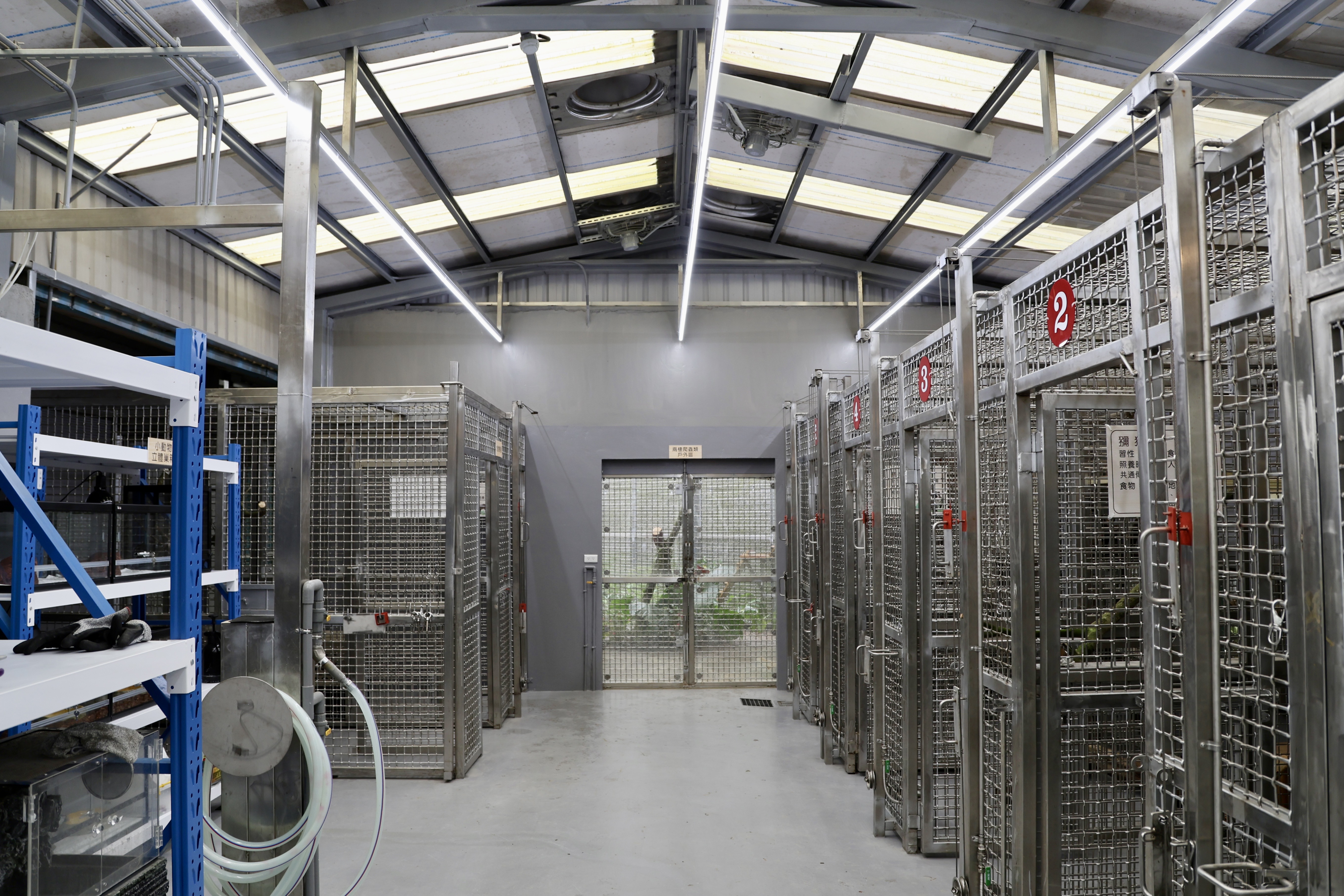  救傷中心設有野生動物專用配膳室、醫療室，其籠舍採滑輪與拉軌設計，可彈性調整空間配置。