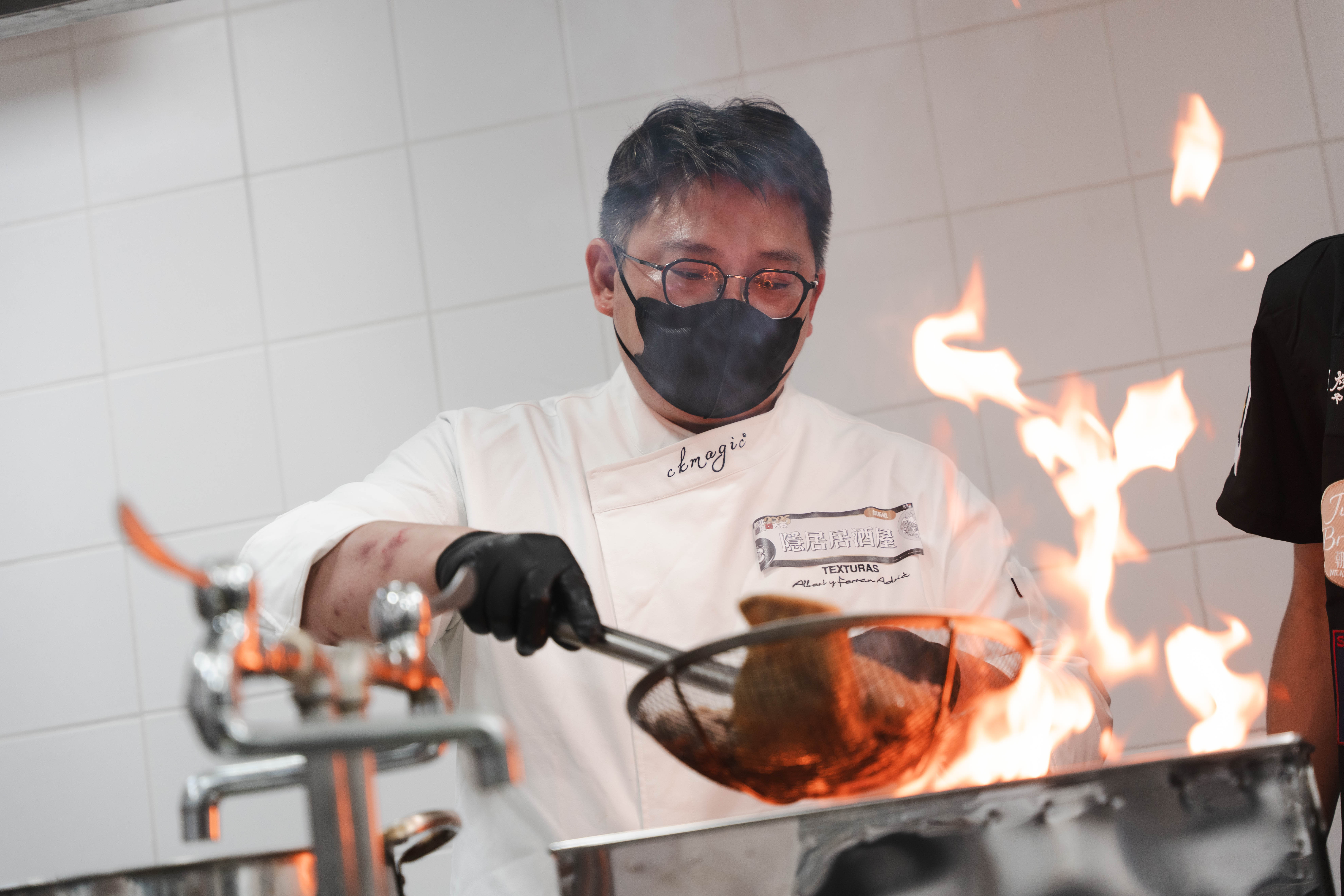 今年賽事區分為「經典傳統」與「職人創新」雙組別，計112店家報名，參賽對象橫跨知名飯店餐廳廚師與巷弄市場職人，經過兩階段激烈評選後，兩組前五強晉級決賽