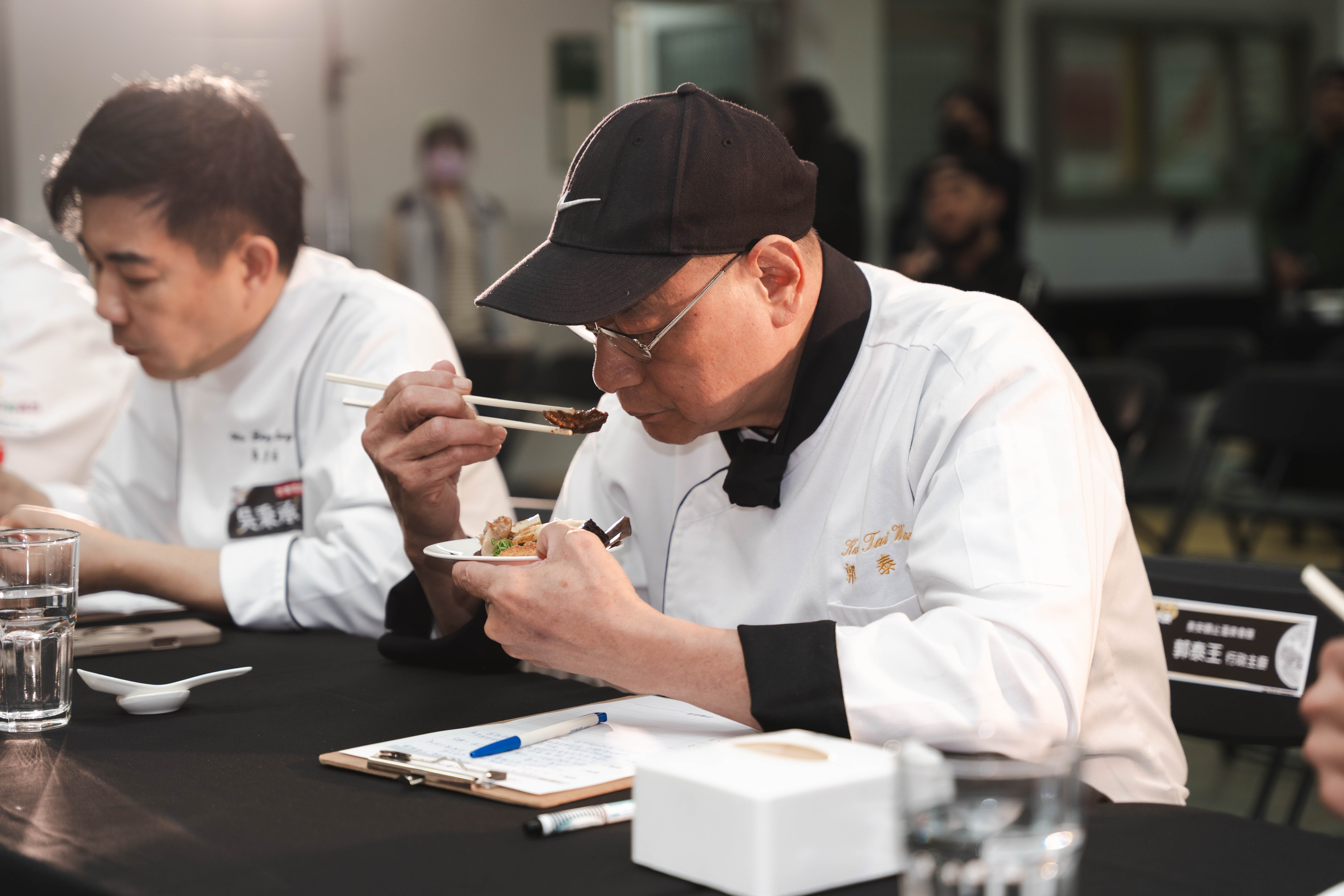 本次賽制採公平、公正的「盲吃評比」機制進行料理較勁，評審於不揭露店家資訊的情況下品評，專注於風味、口感與整體呈現，回歸料理本質