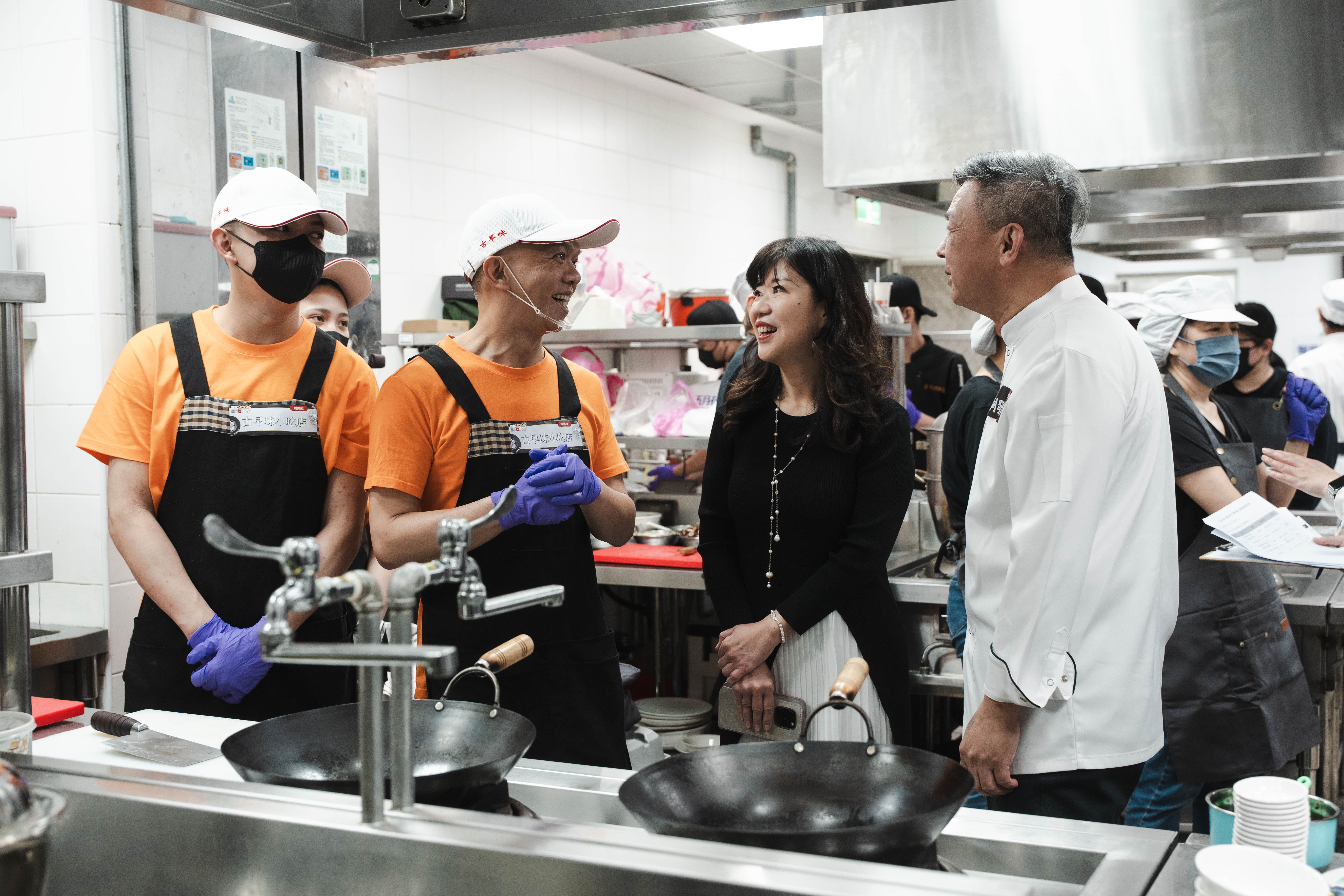 黑白切不僅是新北具代表性的庶民美食，更體現了職人對食材處理的細膩功夫，透過現場料理競技，除了發掘隱於巷弄的在地美味，更能促進職人間的技術交流，深化新北飲食文化的品牌內涵