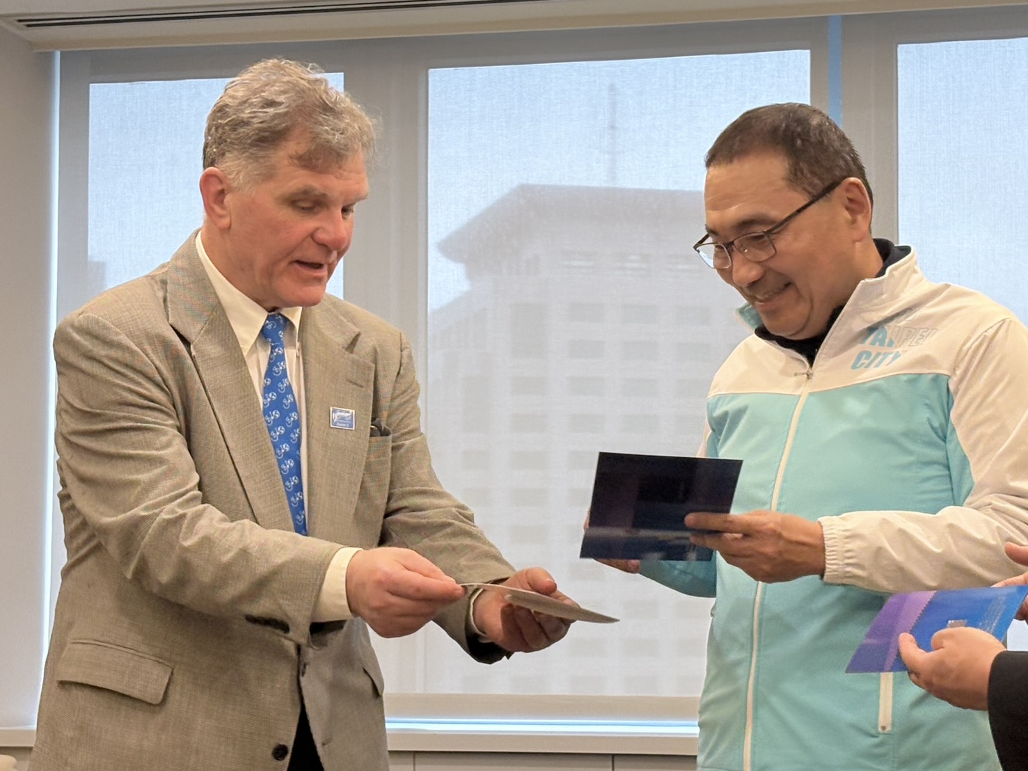 世界自行車日發起人Dr.Leszek Sibilski致贈侯市長波蘭自行車日紀念郵票