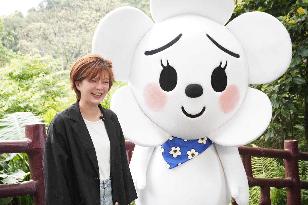 2. 新北客家局長劉冠吟與桐花祭最萌吉祥物「發桐醬」桐樂。