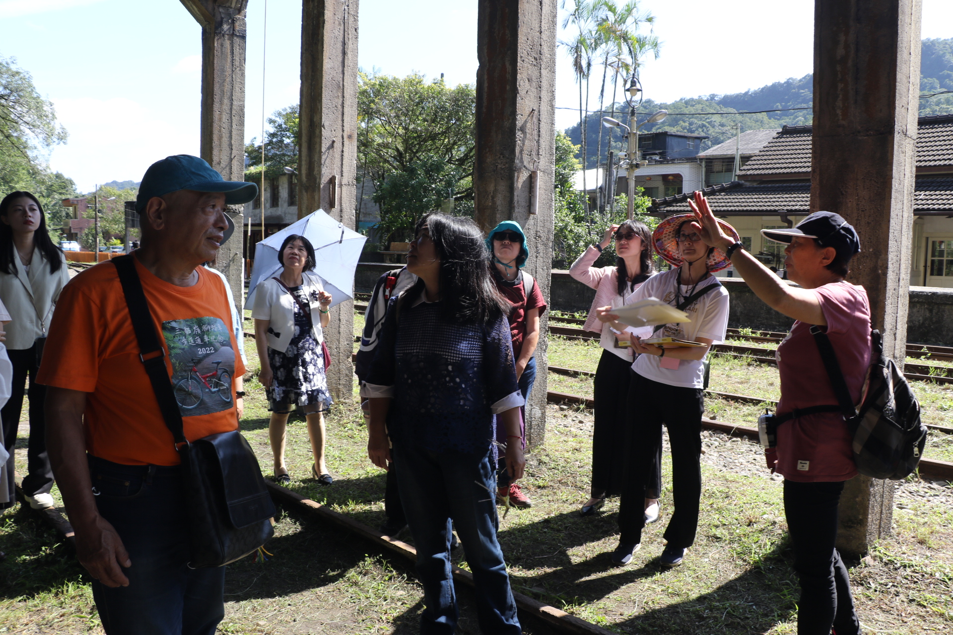  礦工的女兒楊桂馨（右1）為遊客解說卸煤櫃的運作