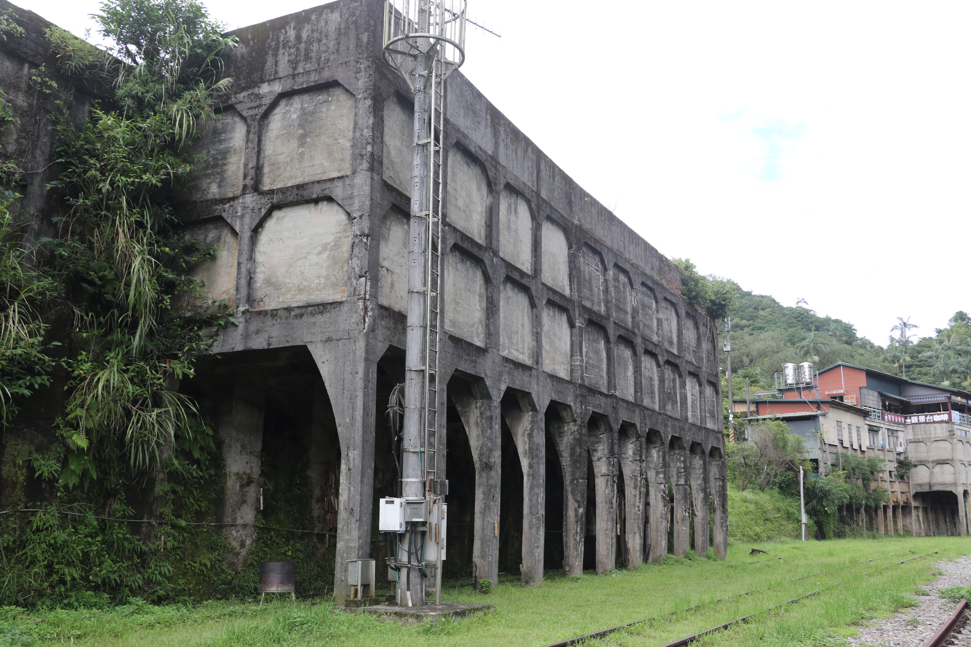  位於平溪鐵道旁的卸煤櫃 留予後人追憶當年煤業的盛況