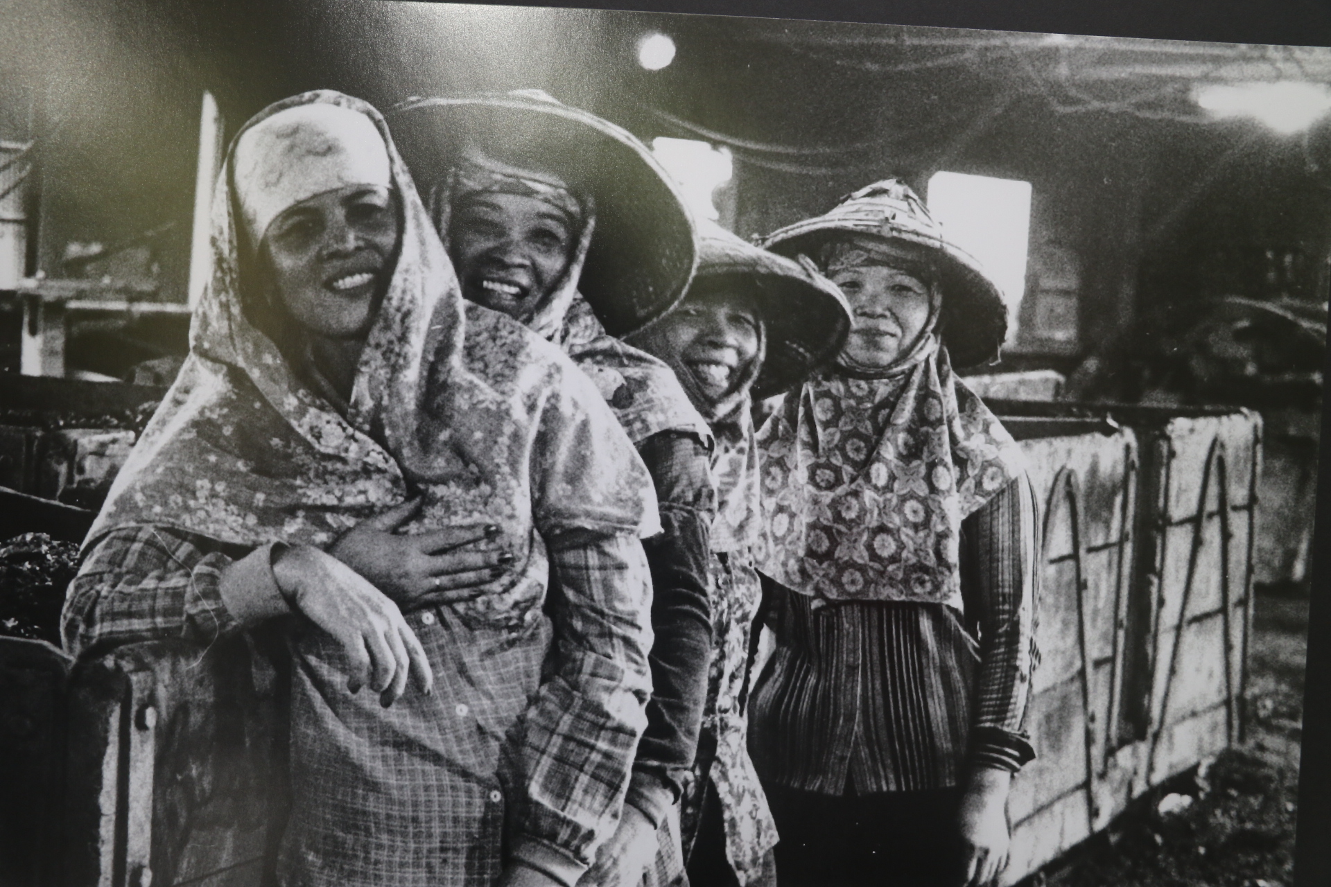  菁桐男人入礦坑採礦，婦女幫忙選媒。原攝影者朱健炫老師，翻拍自菁桐礦業生活館。