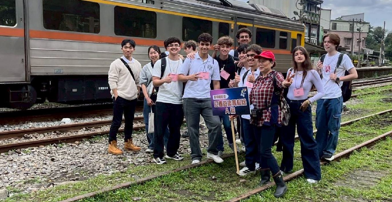  楊桂馨（右3）於今年天燈節為外籍交換生導覽菁桐女路