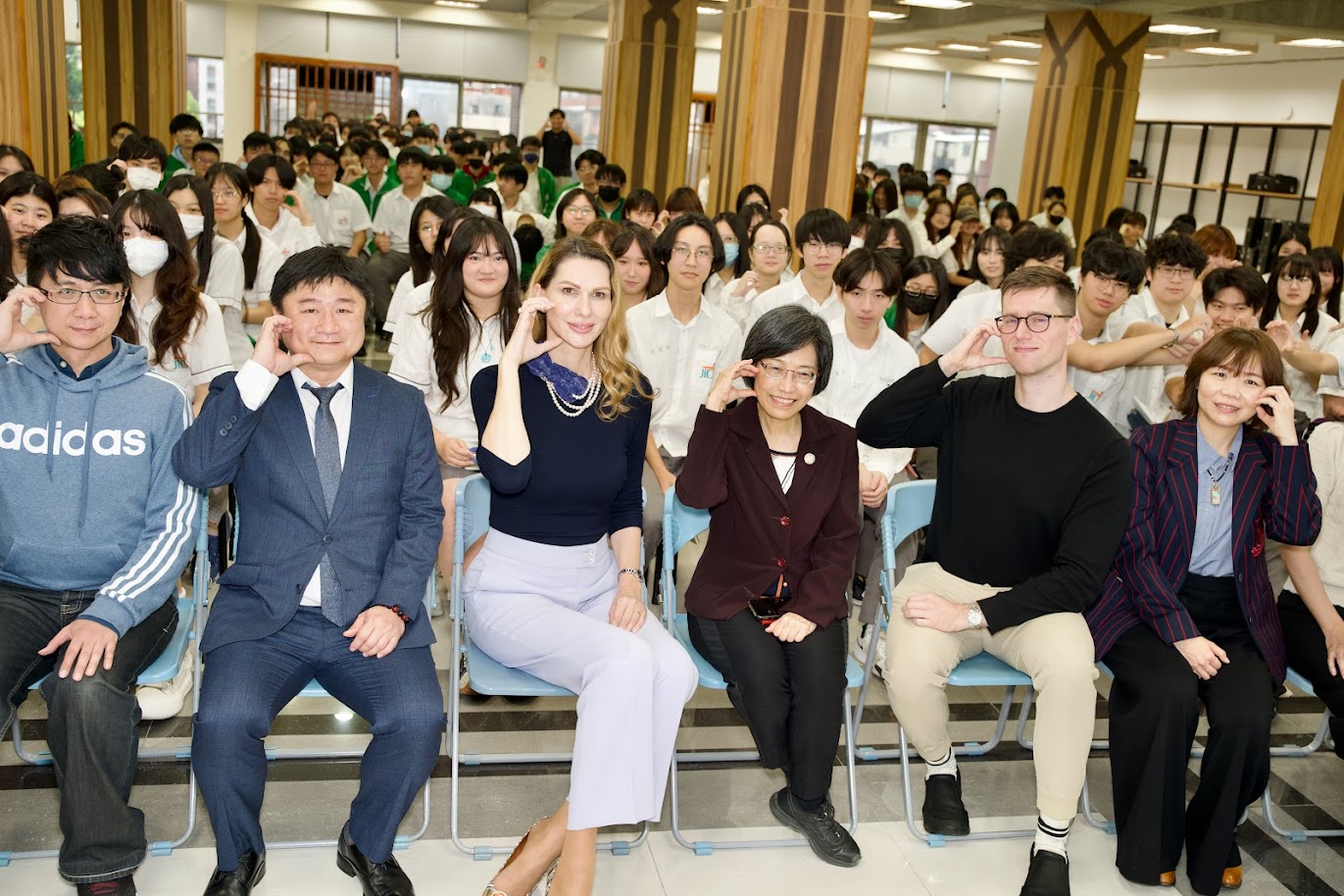 蘭若馨代表與樟樹實中師生合影留念