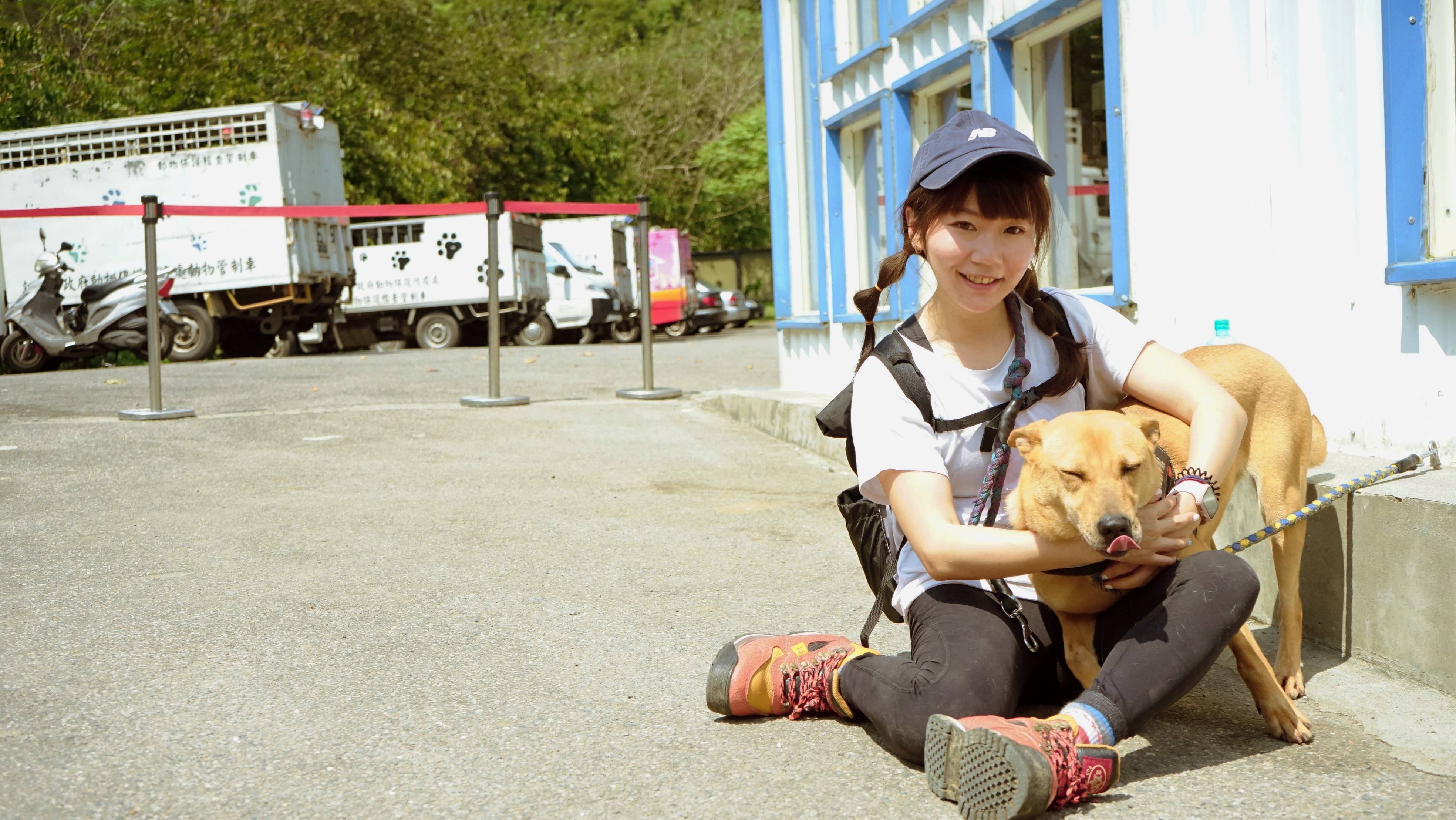  志工日總會遇見黃詩芸的身影陪伴著犬隻