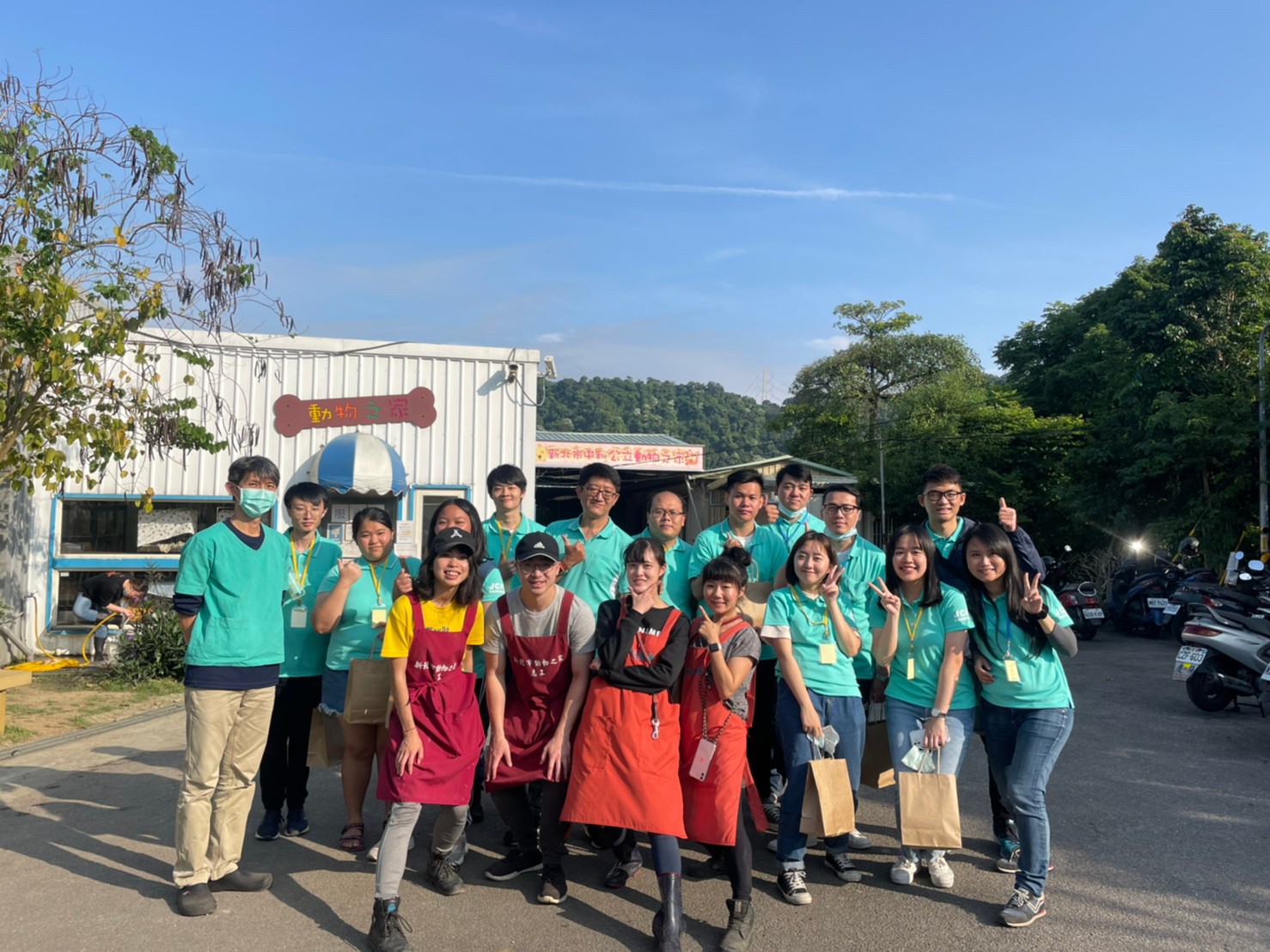 志工日中和動物之家站長與志工們合照