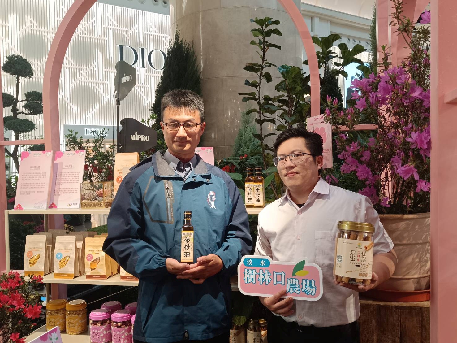  會長許元耀於淡水經營「樹林口農場」(右1)，並結合茶籽油、蛋捲設計多樣食農教育，將農業帶入生活