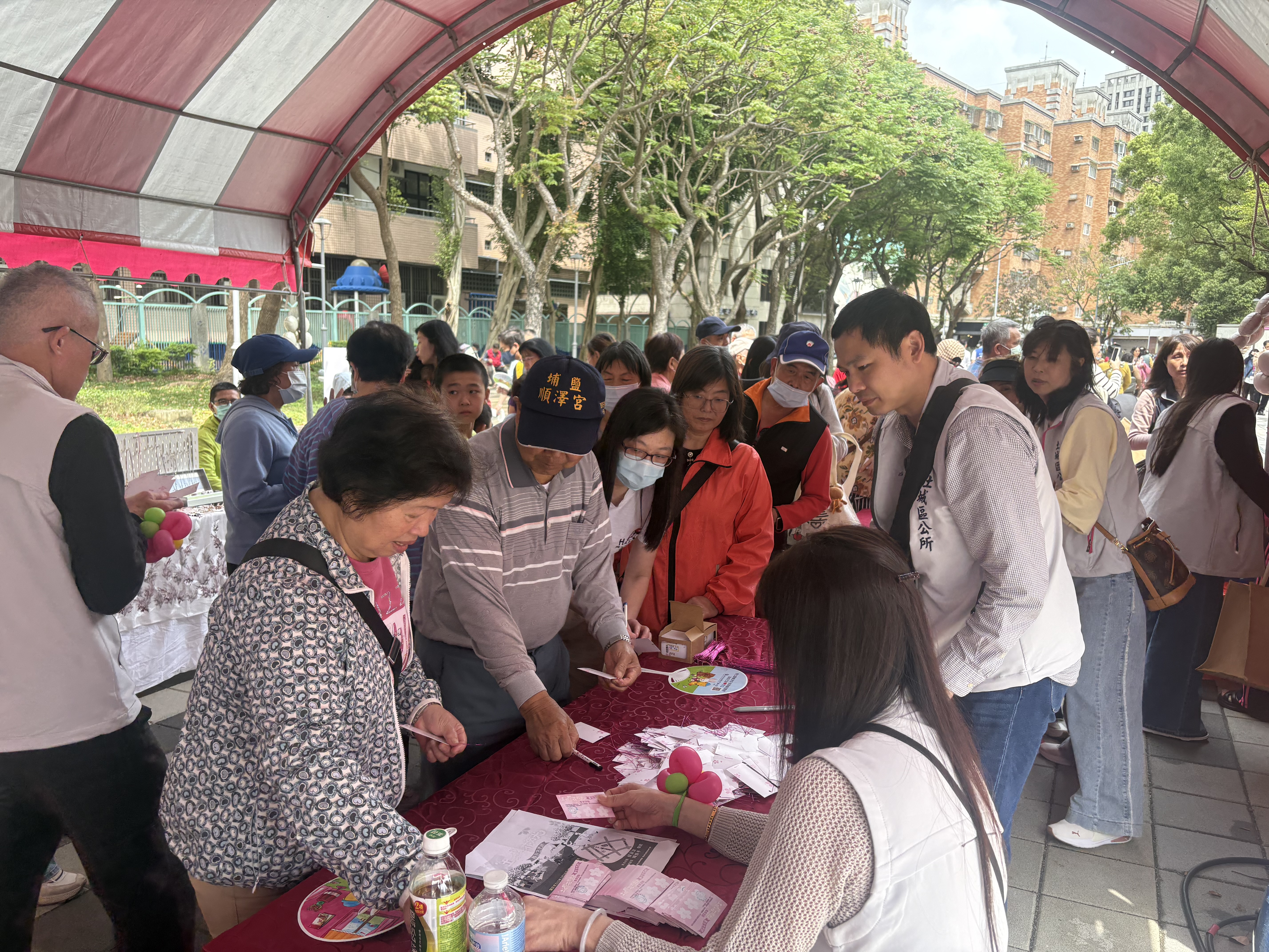 民眾現場排隊拿祈福卡及集章卡