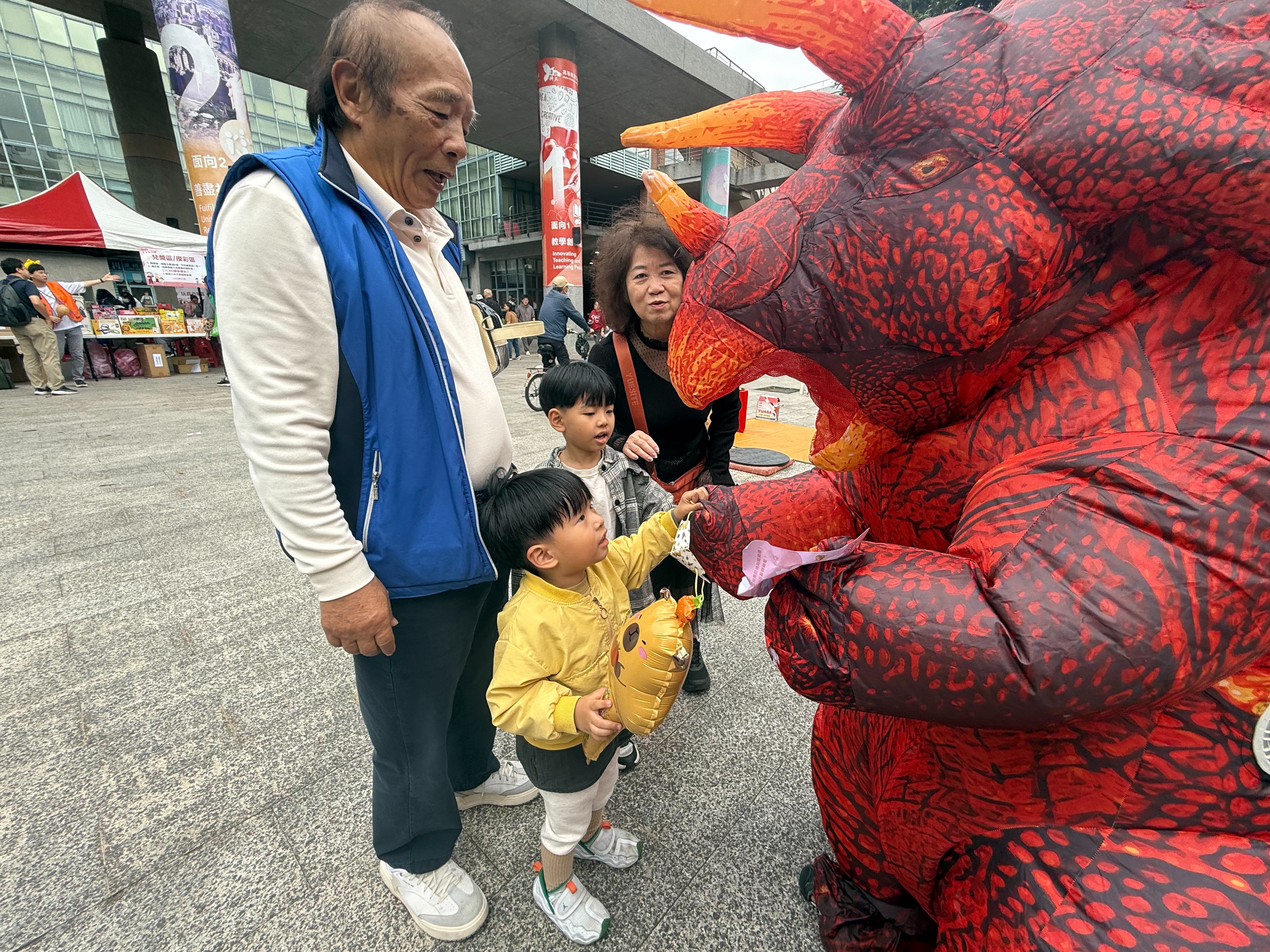  三峽「北大玩具節」 有阿公帶著孫子與大型玩具恐龍玩