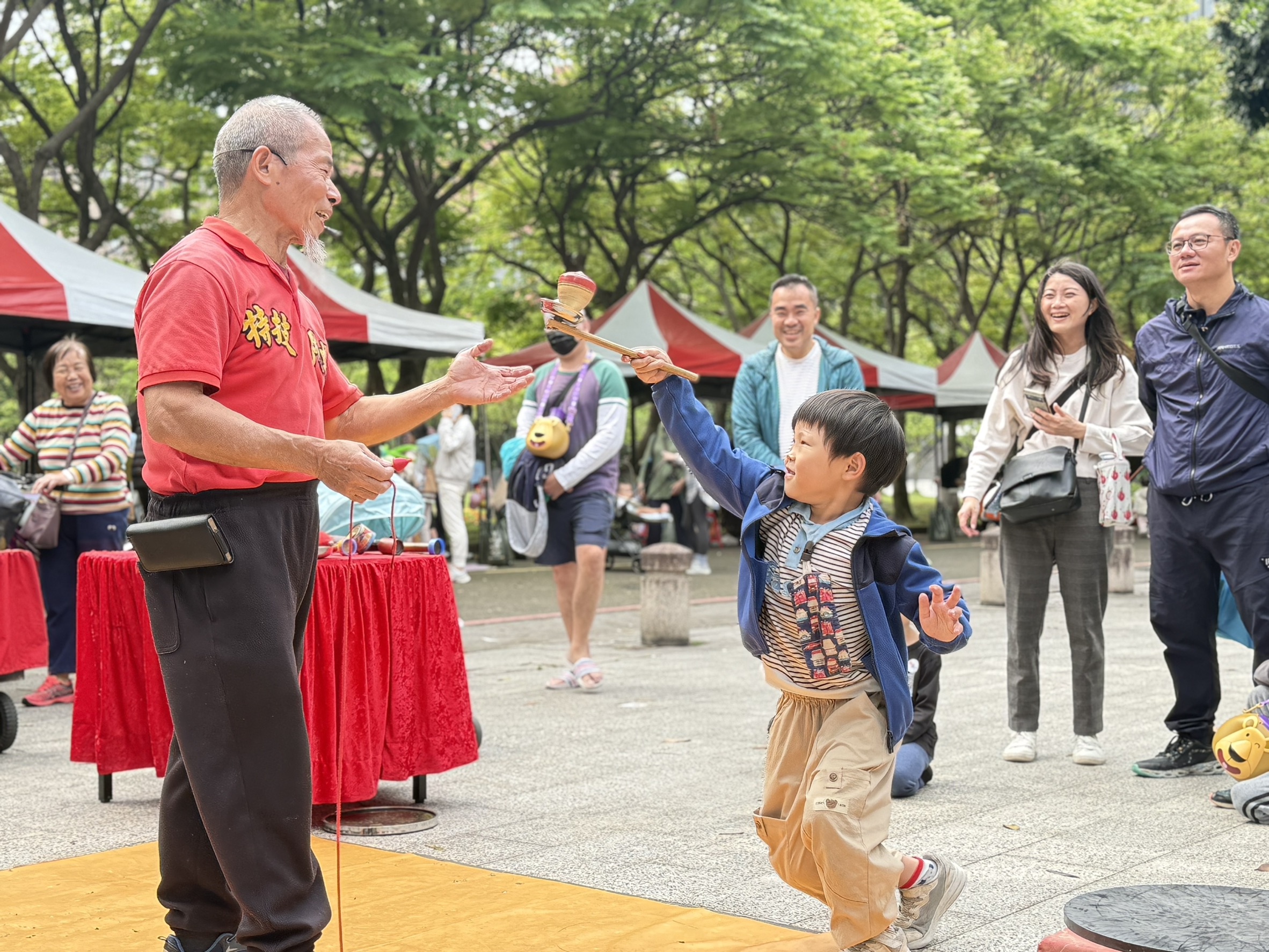  三峽「北大玩具節」現場有接陀螺表演 吸引小朋友參與