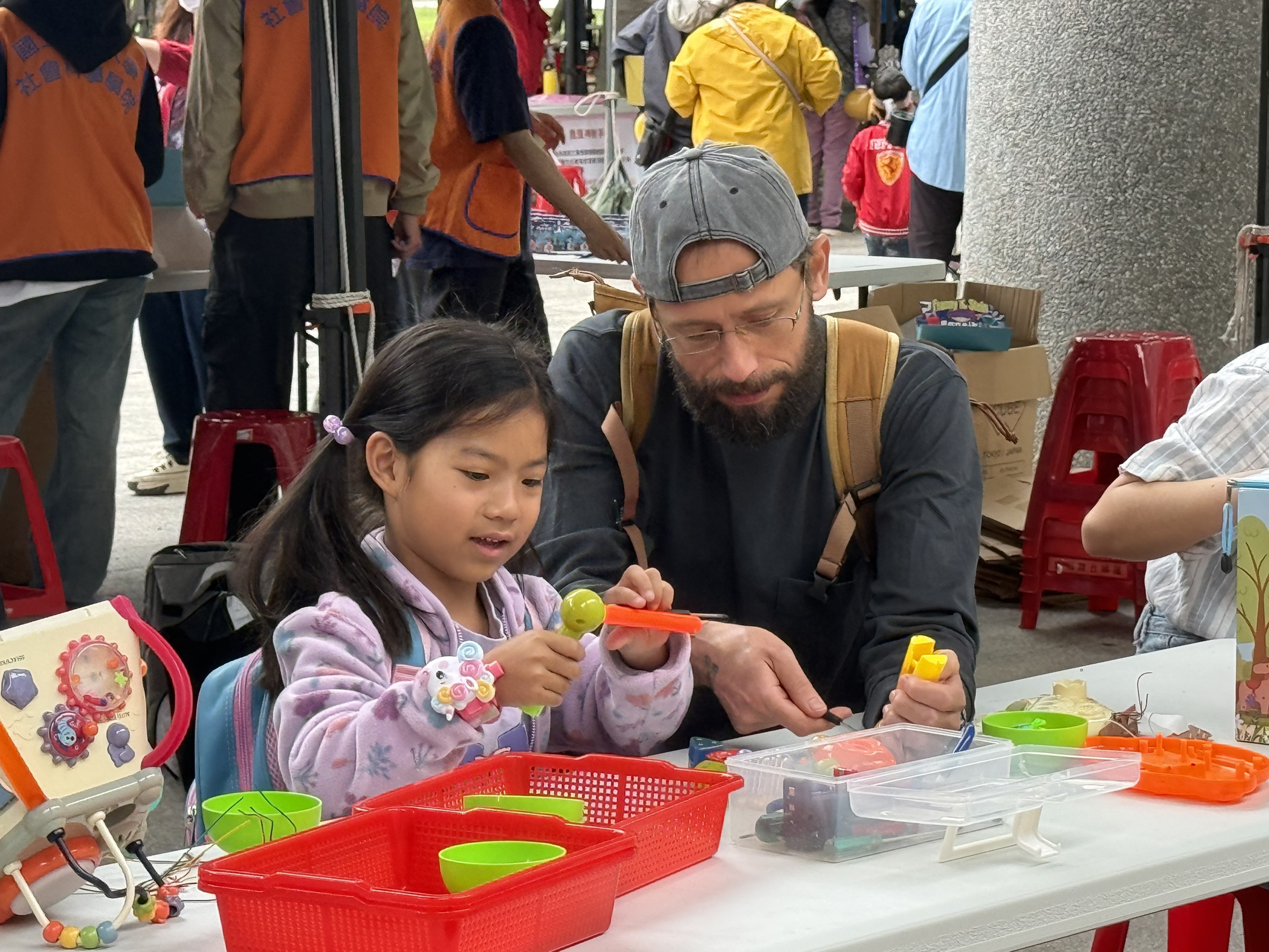 活動現場也有外籍父親帶著孩子一起玩.