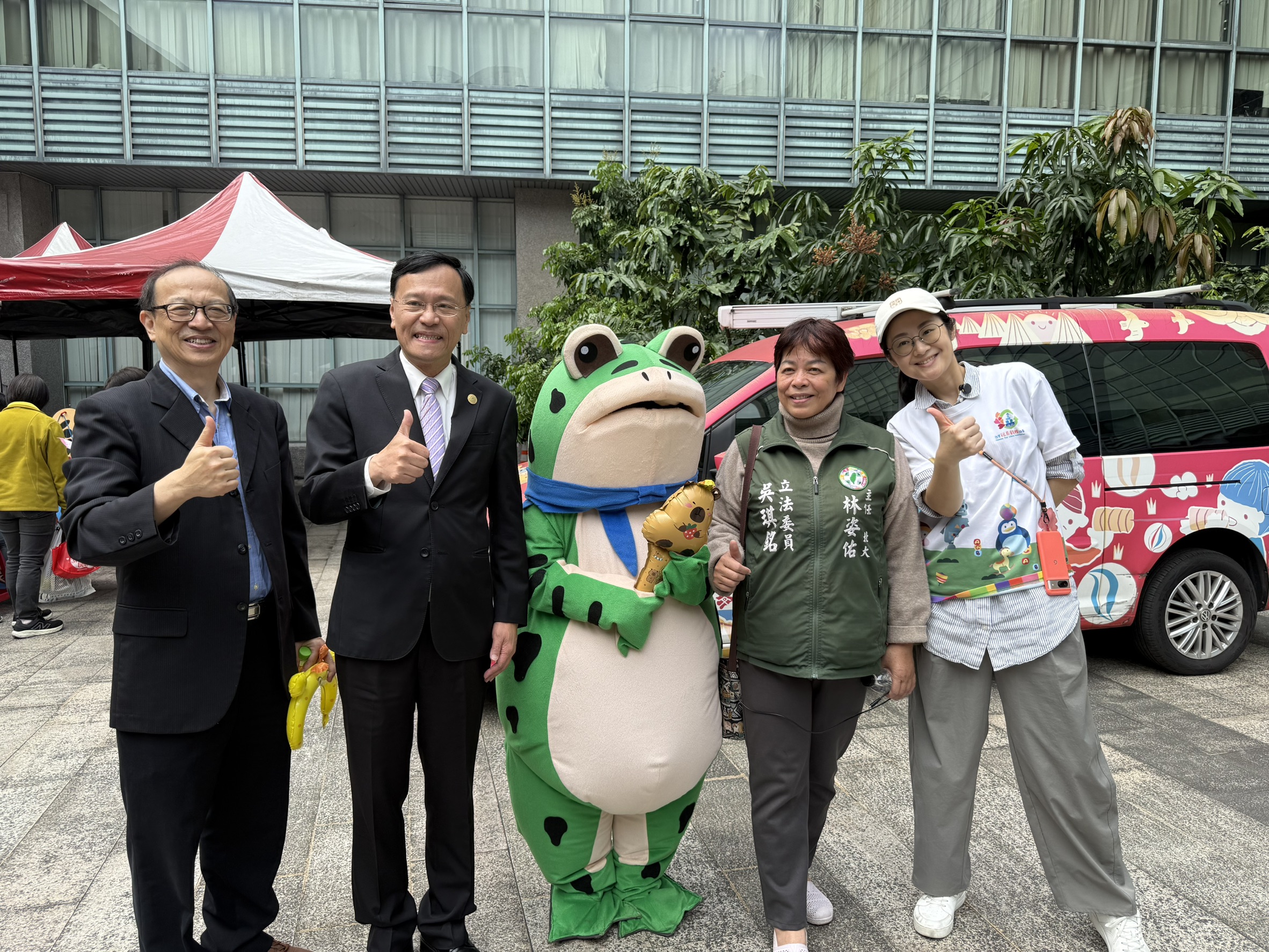 三峽「北大玩具節」歡樂登場 左起曾敏傑教授、北大校長林道通、立委助理、新北玩具銀行主任張維庭