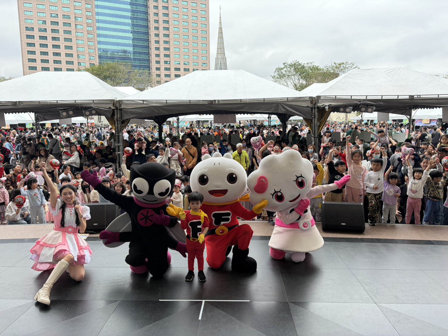  活動現場邀請孩子們的偶像FOOD超人帶動跳.
