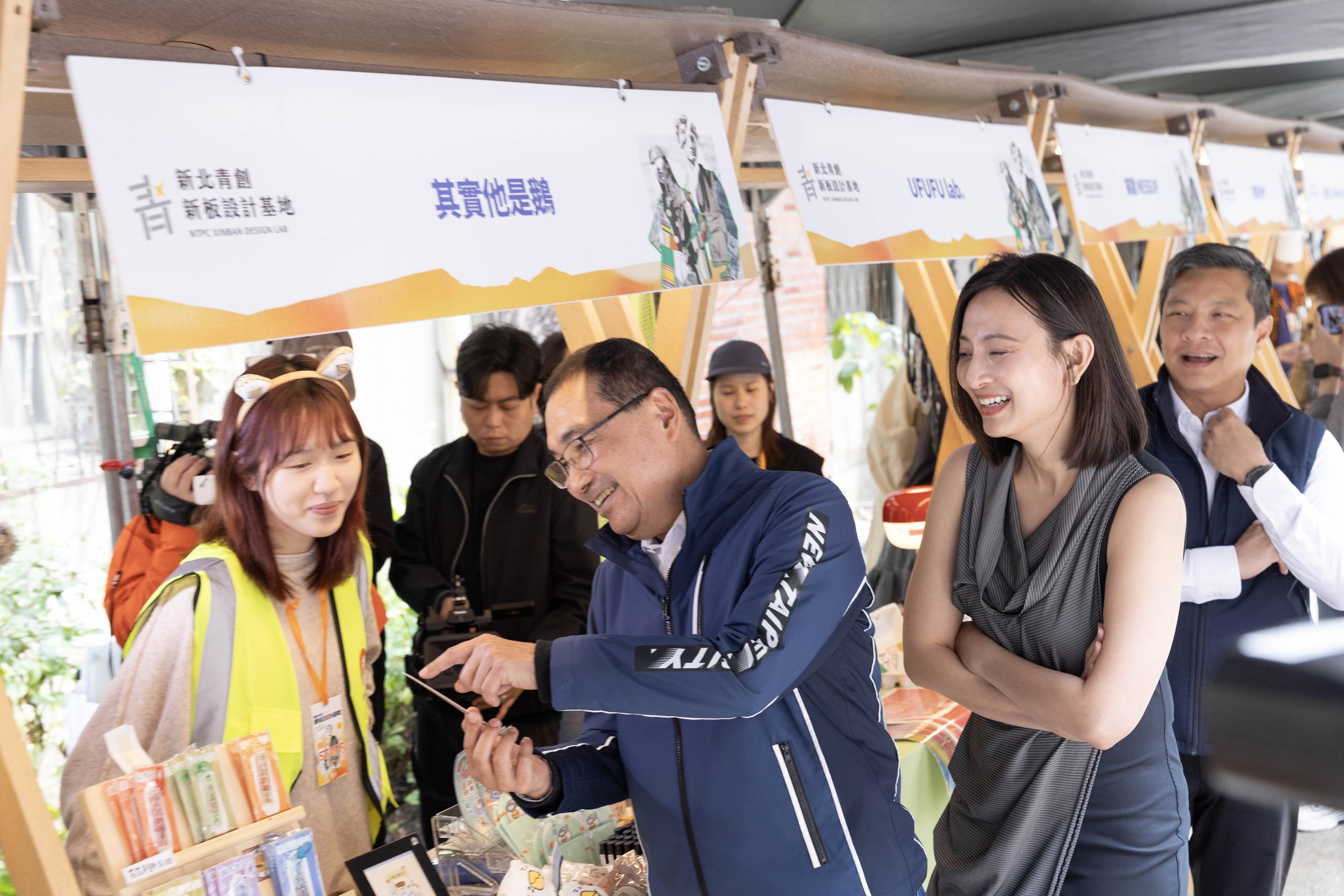 侯市長在新板設計基地與青年創業者「其實他是鵝」交流。