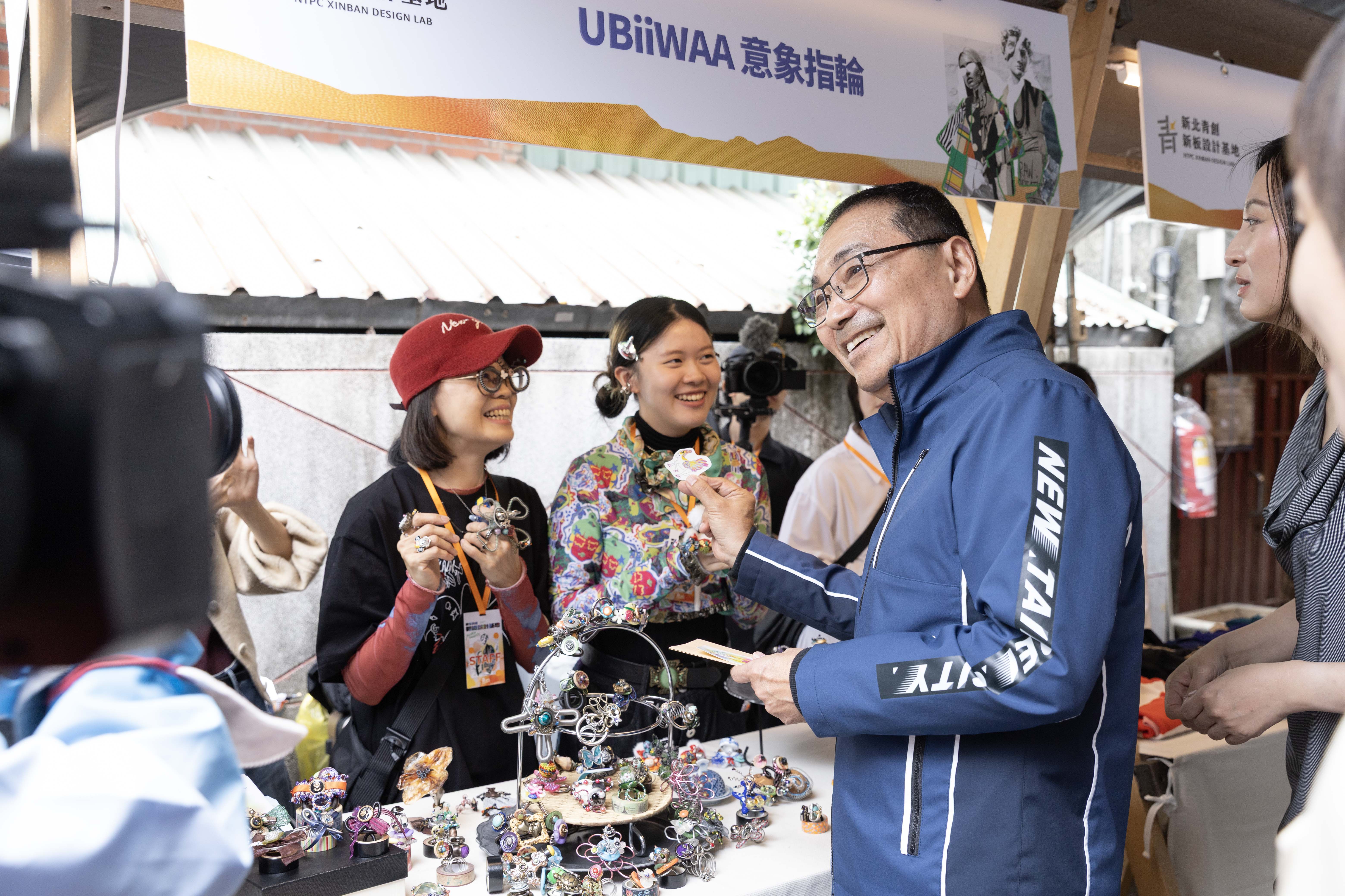 侯市長在新板設計基地與青年創業者UBiiWAA意象指輪交流。