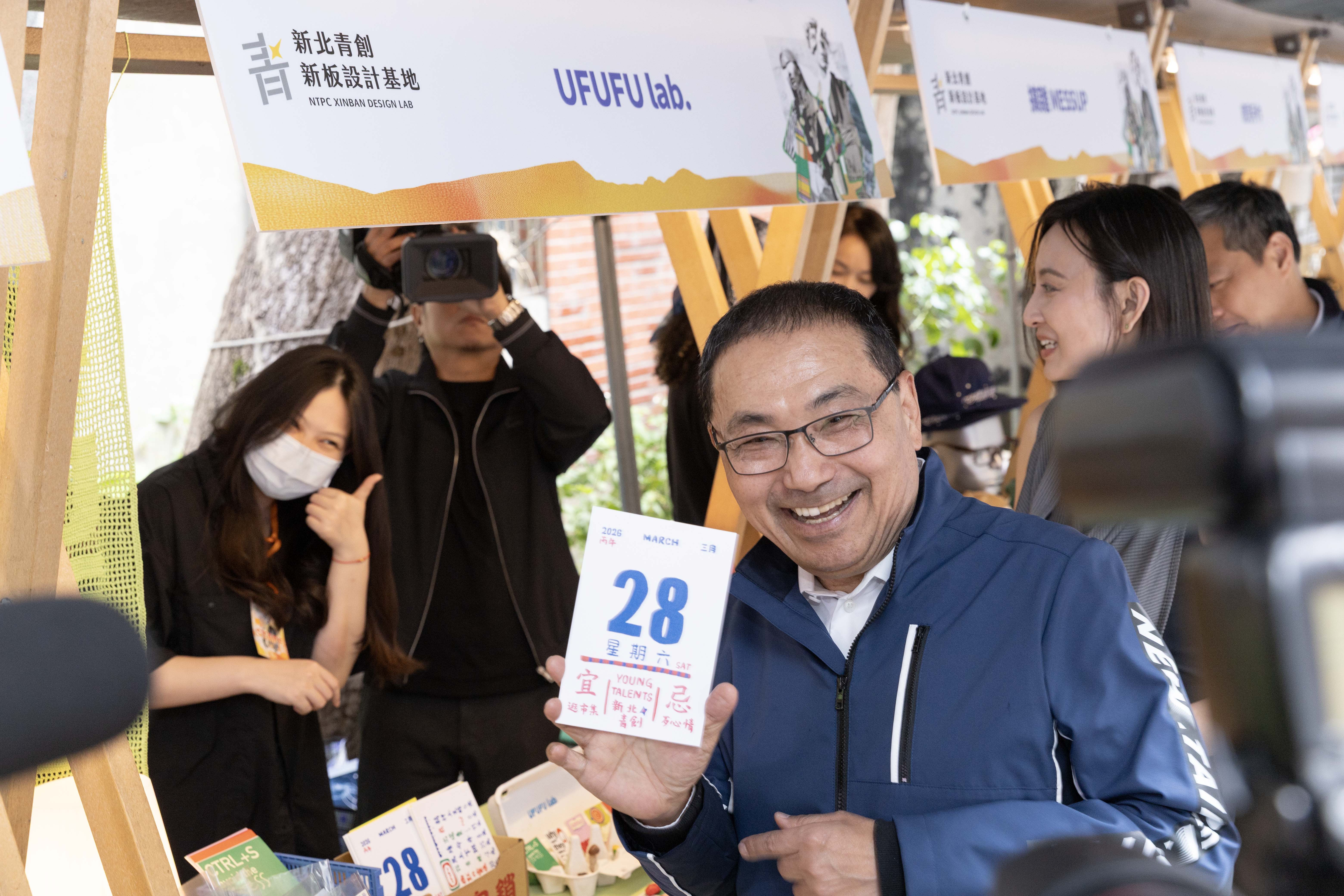 侯市長在新板設計基地與青年創業團隊UFUFU Lab.交流。