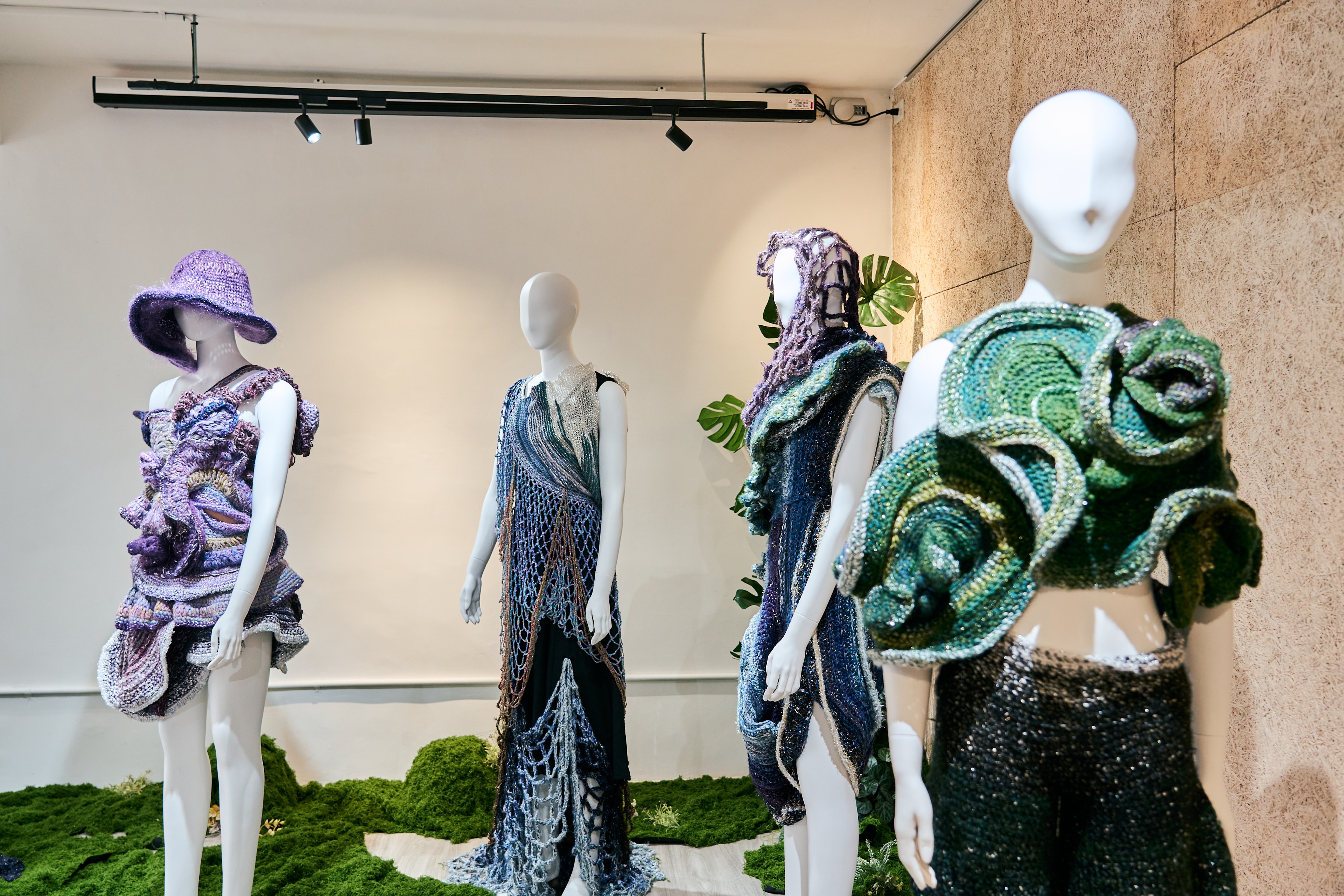 開幕展覽「REFashion 再織未來」展覽由學生設計師陳慧伃演繹Upcycle永續美學。