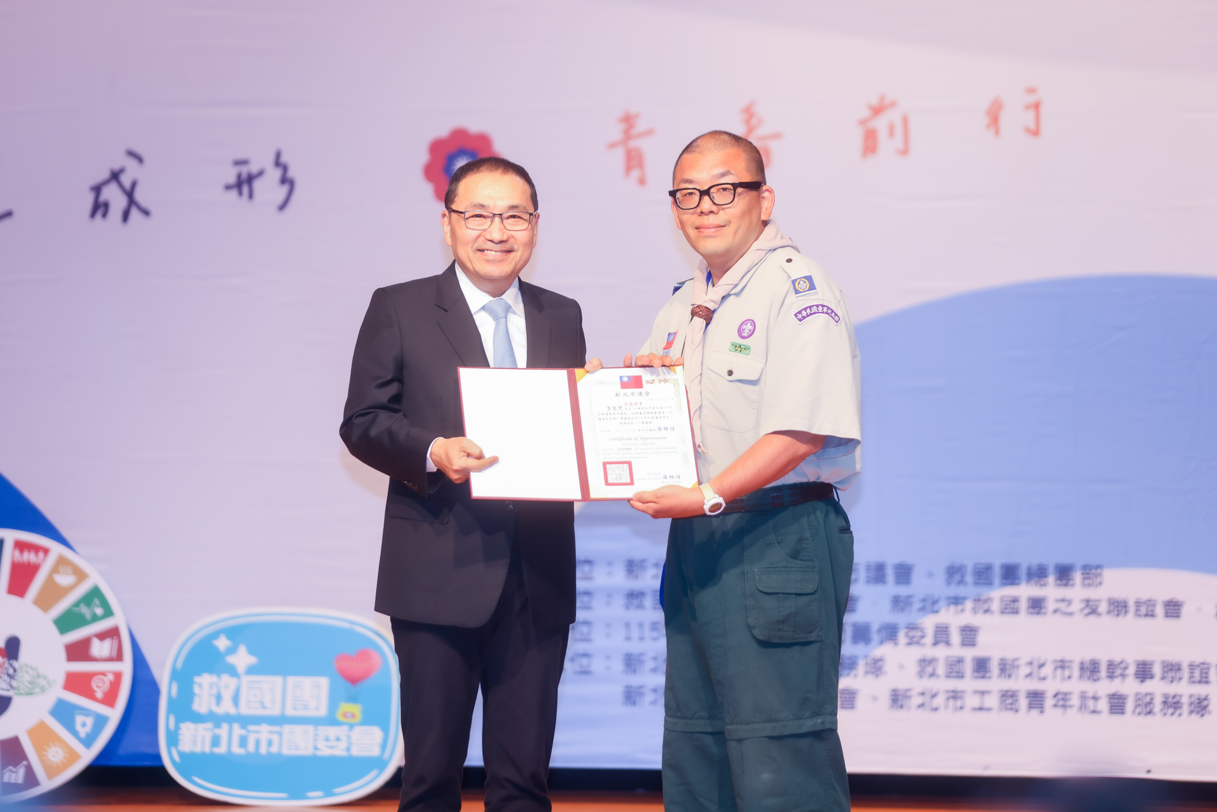 侯友宜說，賀老師是眾多優秀青年的縮影，在場每位得獎者都展現出令人敬佩的努力與成就。