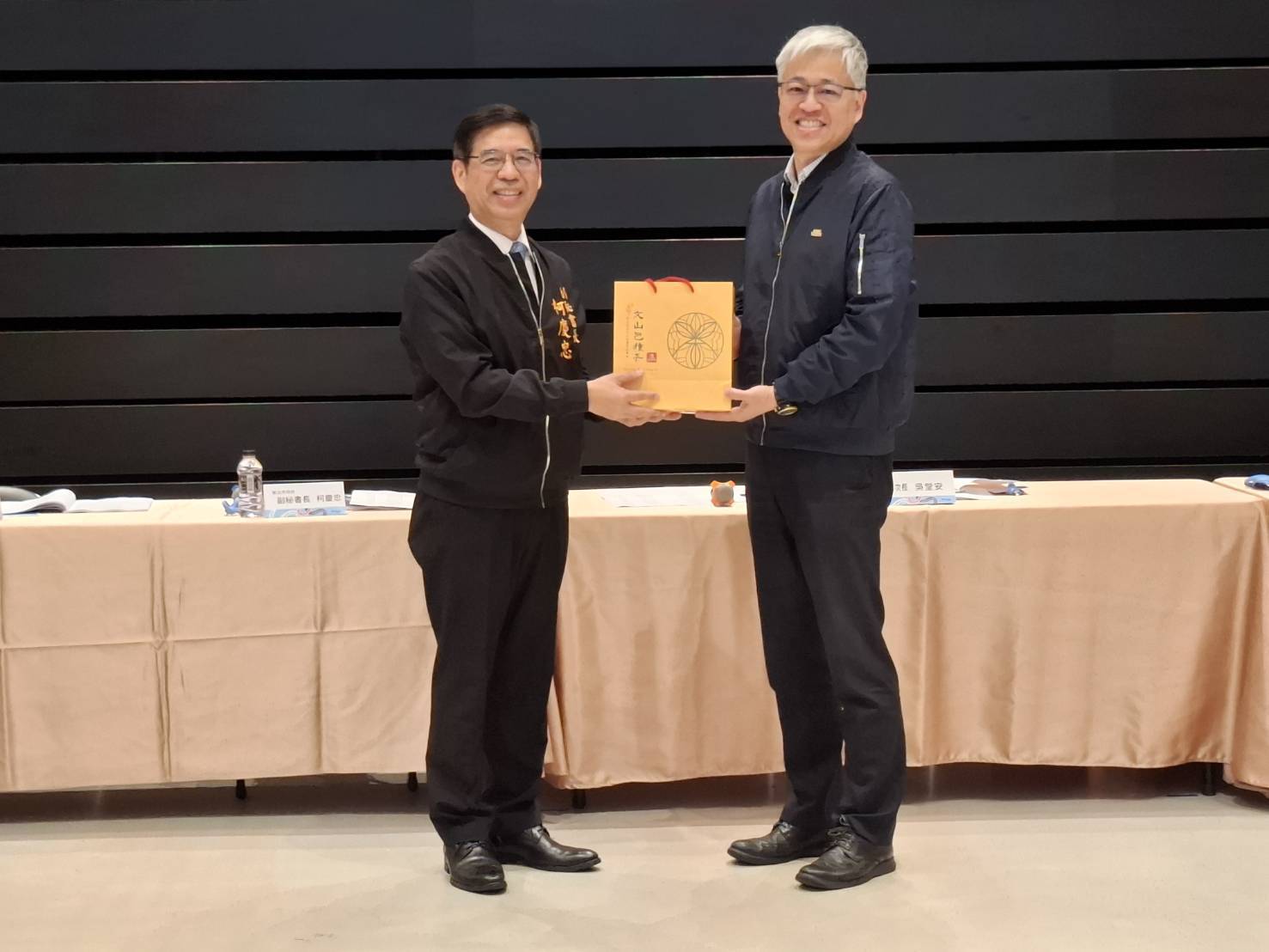 柯慶忠副秘書長代表市長侯友宜致贈新北在地文山包種茶予內政部常務次長吳堂安，並歡迎全國民政夥伴參與座談。