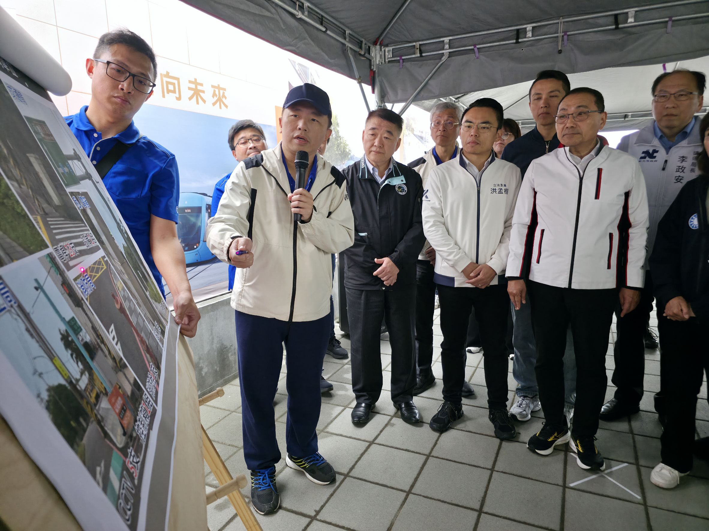 侯友宜市長(右二)視察淡江大橋周邊人行道環境改善成果，並聽取養工處長鄭立輝(左二)簡報。