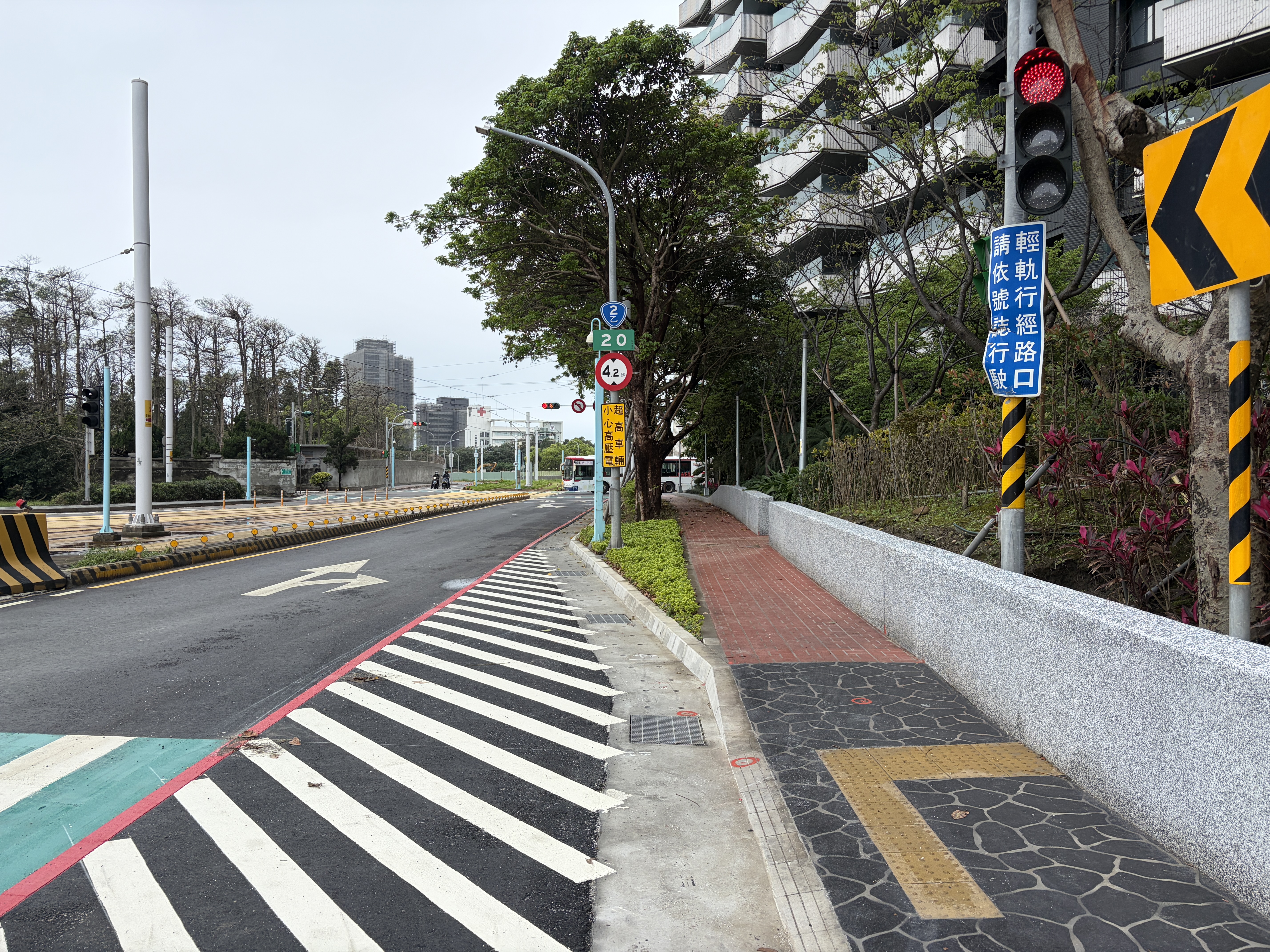因應淡江大橋即將通車，養工處進行淡水區中正路二段人行道拓寬、電桿下地作業，打造完善人行舒適空間。圖為淡水區中正路二段51巷至觀海路改善後照片。