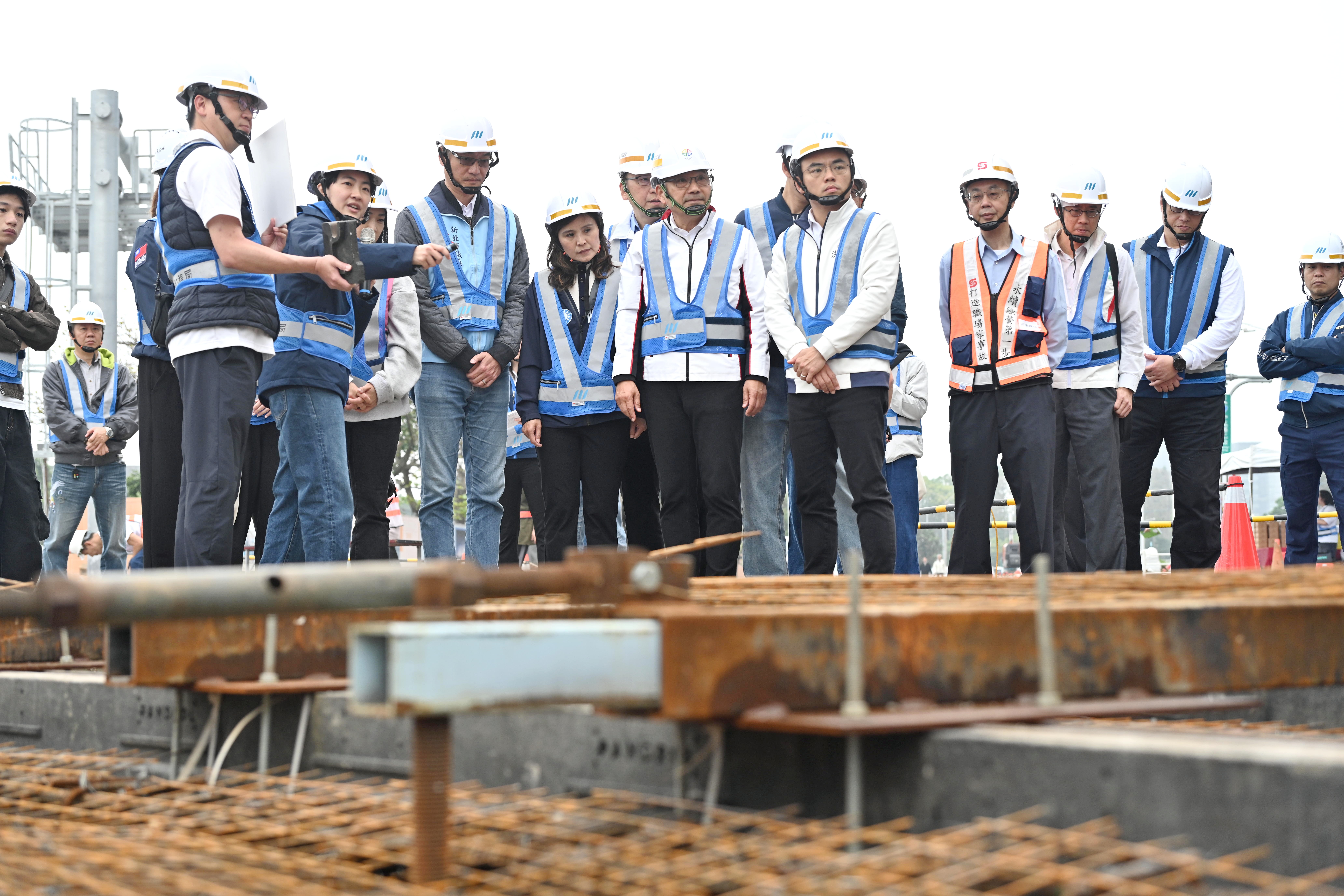 淡江大橋將於5月12日通車，為使通車後交通更順暢，新北市長侯友宜今（29）日視察新北捷運淡海線第二期先期工程施作情形。