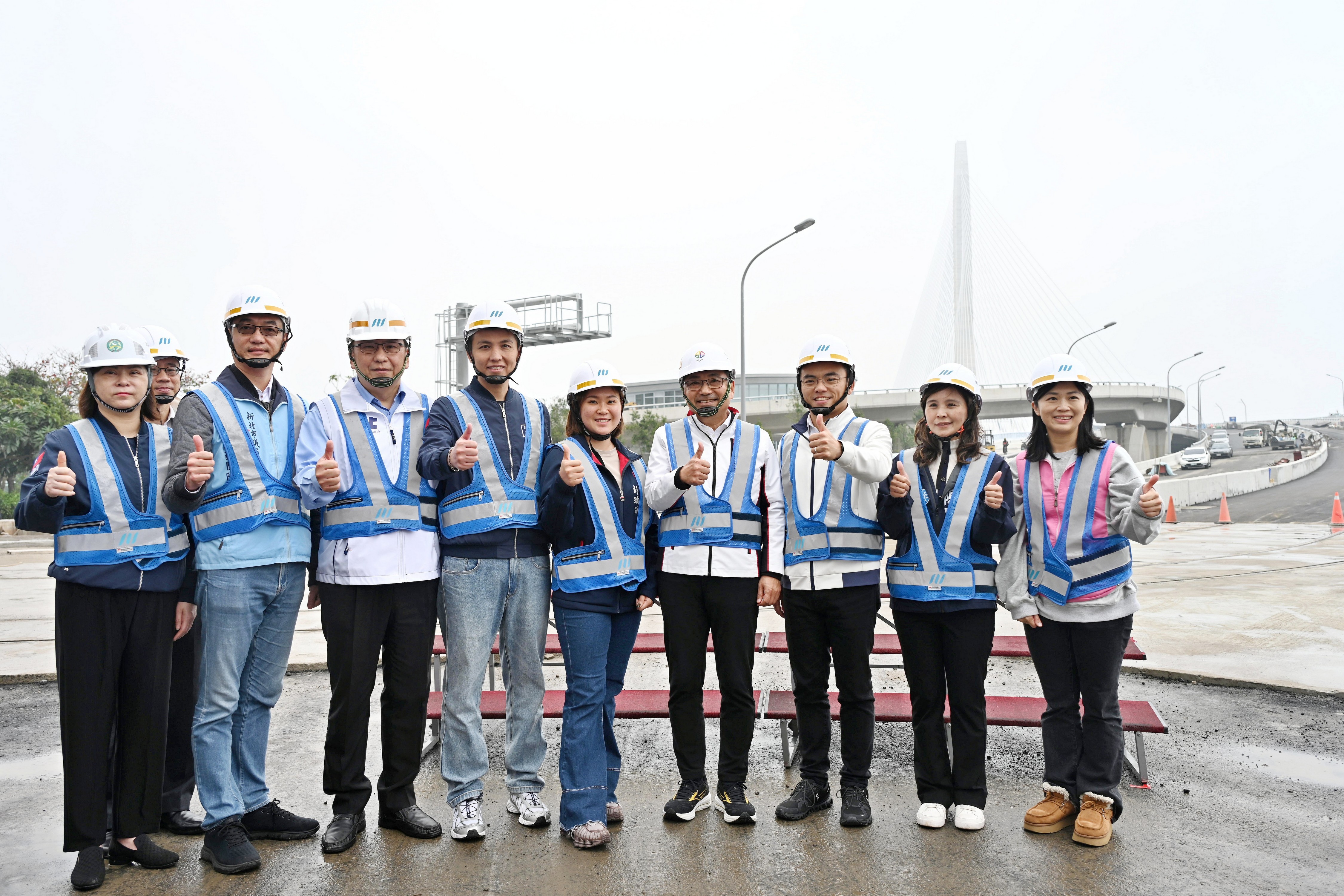 淡海線二期將銜接淡江大橋匝道，先期工程已於去（114）年6月動工，進行二期路網軌道鋪設、道路拓寬及管線遷移等工程，目前施作進度超前，預計可於淡江大橋通車前順利完成軌道鋪設。