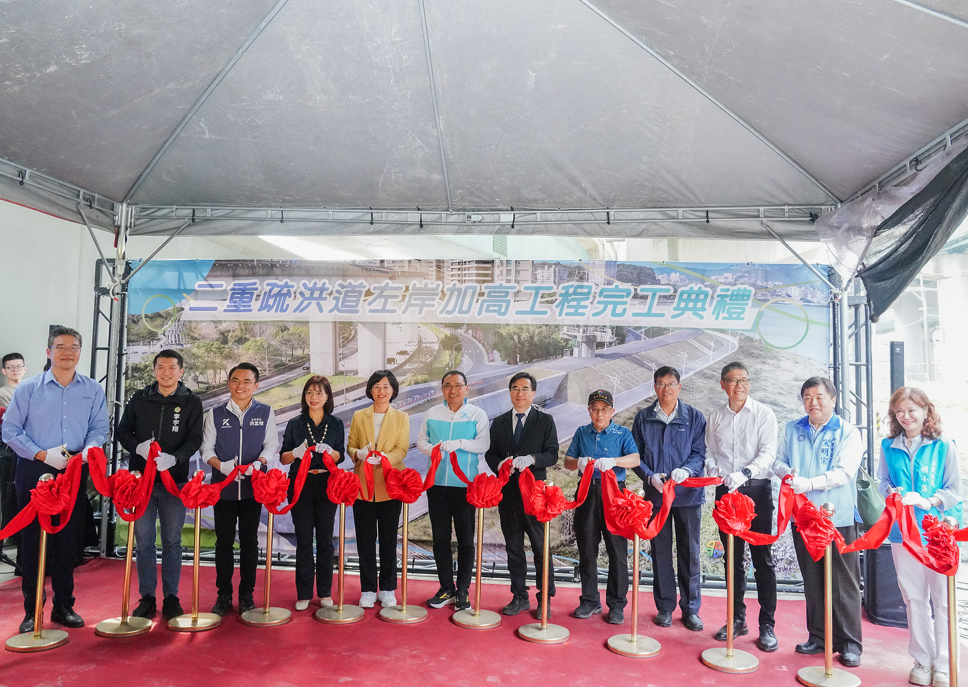 侯友宜市長與水利署長林元鵬及立法委員、新北市議員共同為疏左堤防加高工程完工喝采