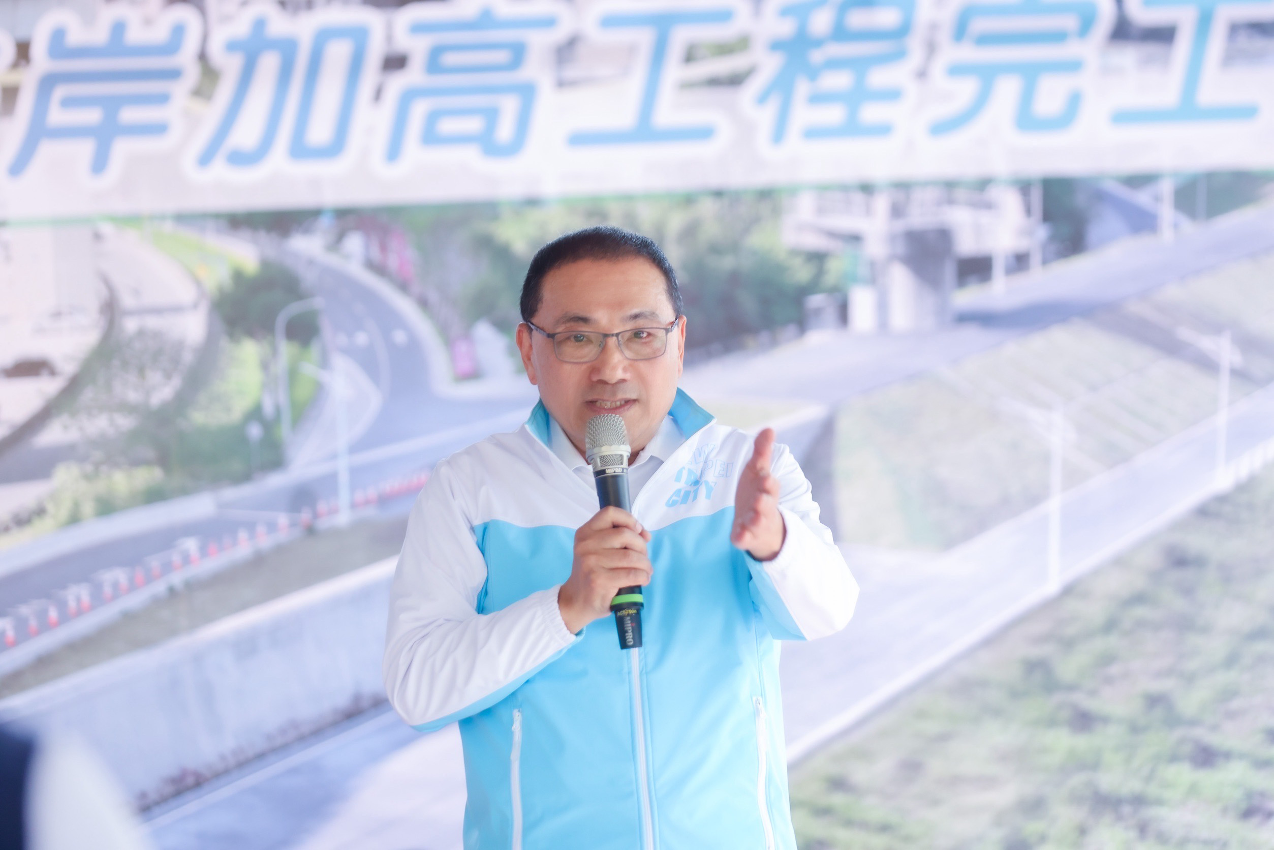 二重疏洪道左岸加高工程完工，侯友宜表示，感謝中央地方共同合作，讓大臺北防洪體系邁向新里程碑。