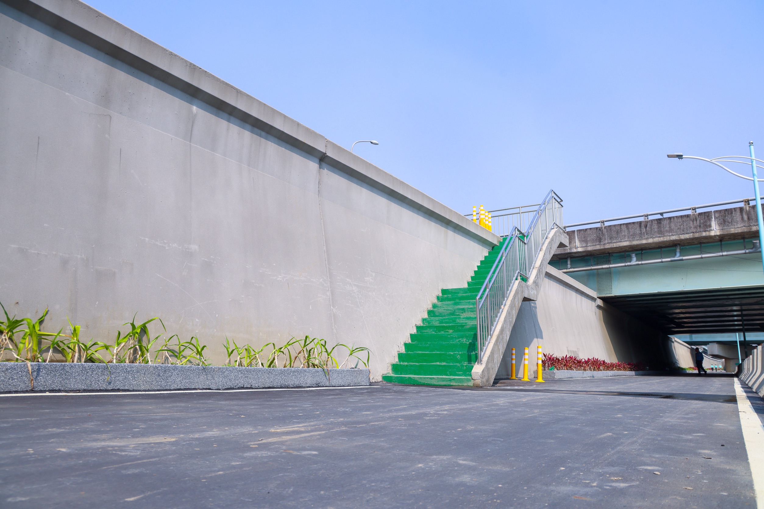 市府進行加高工程讓二重疏洪道左岸（五股）堤防與右岸（三重、蘆洲）齊高，也整合堤前空間，共設置6處越堤爬梯及1處越堤斜坡道，並保留洲子洋人行陸橋，優化堤前照明及鋪面，串連五股溼地及高灘地各項公園設施。