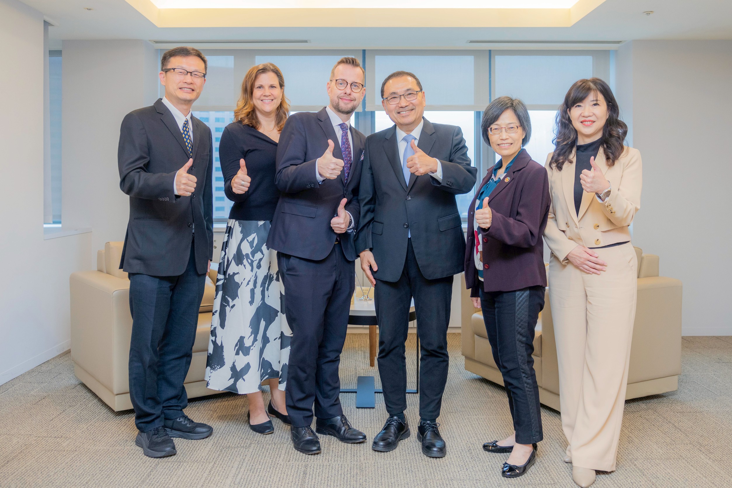 拜會結束後進行大合照