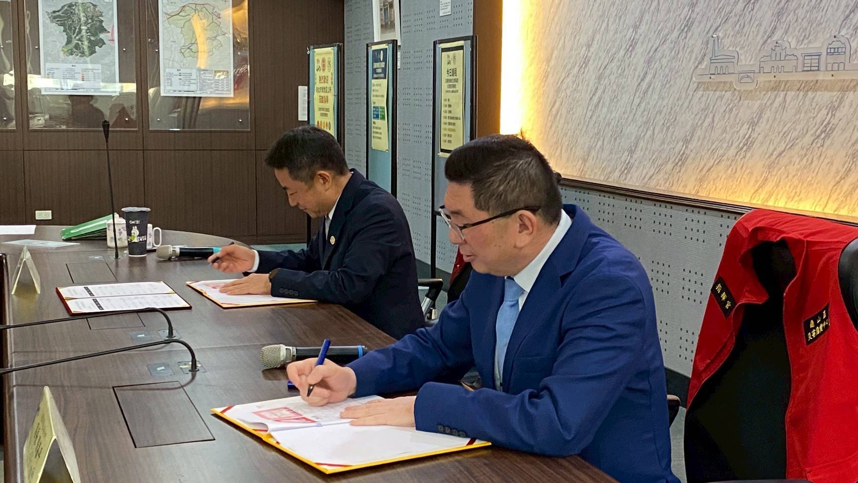 鶯歌區長曾明華(左)及龜山區長張嘉平(右)簽署-2