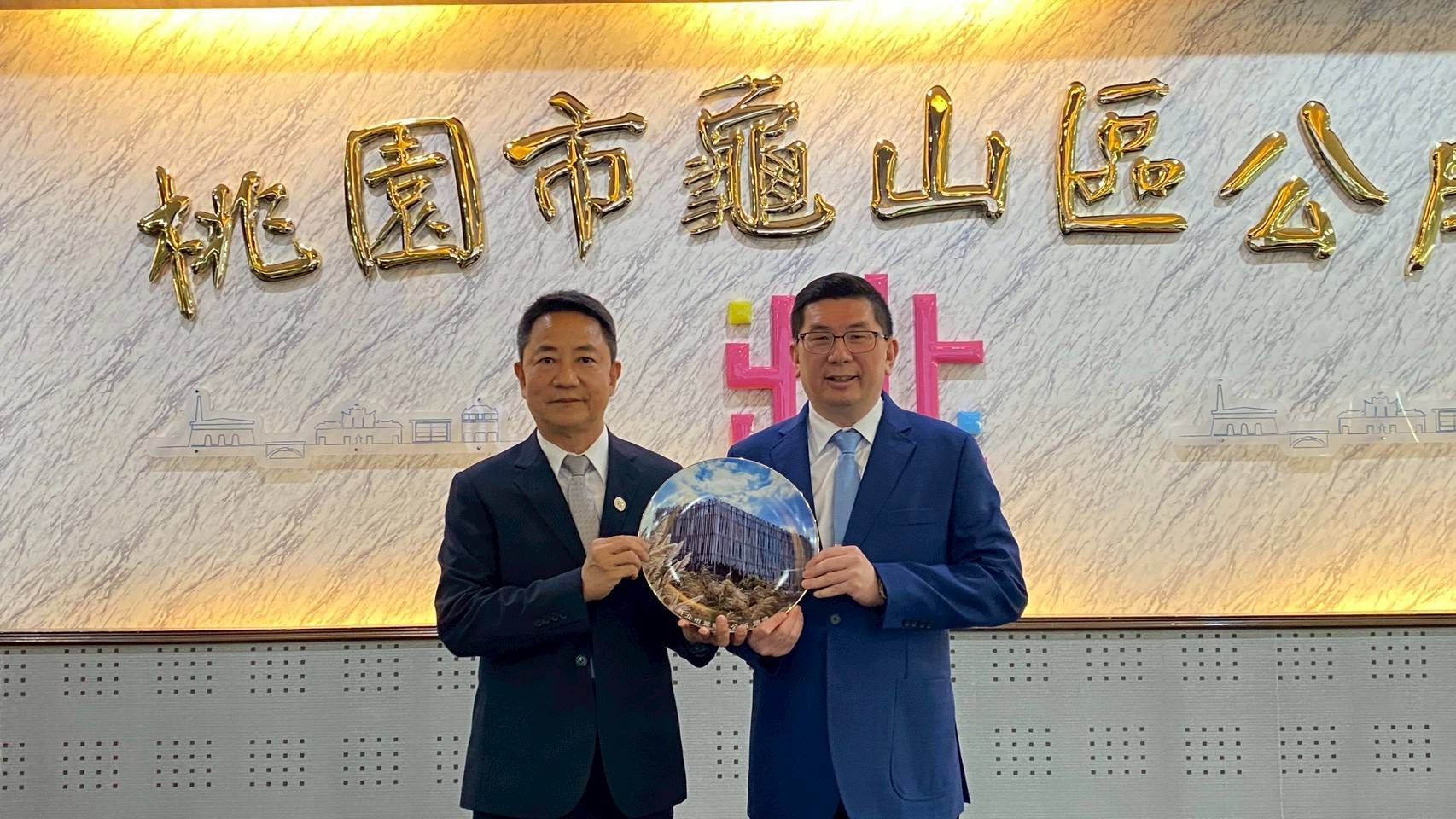 鶯歌區長曾明華(左)及龜山區長張嘉平(右)-2