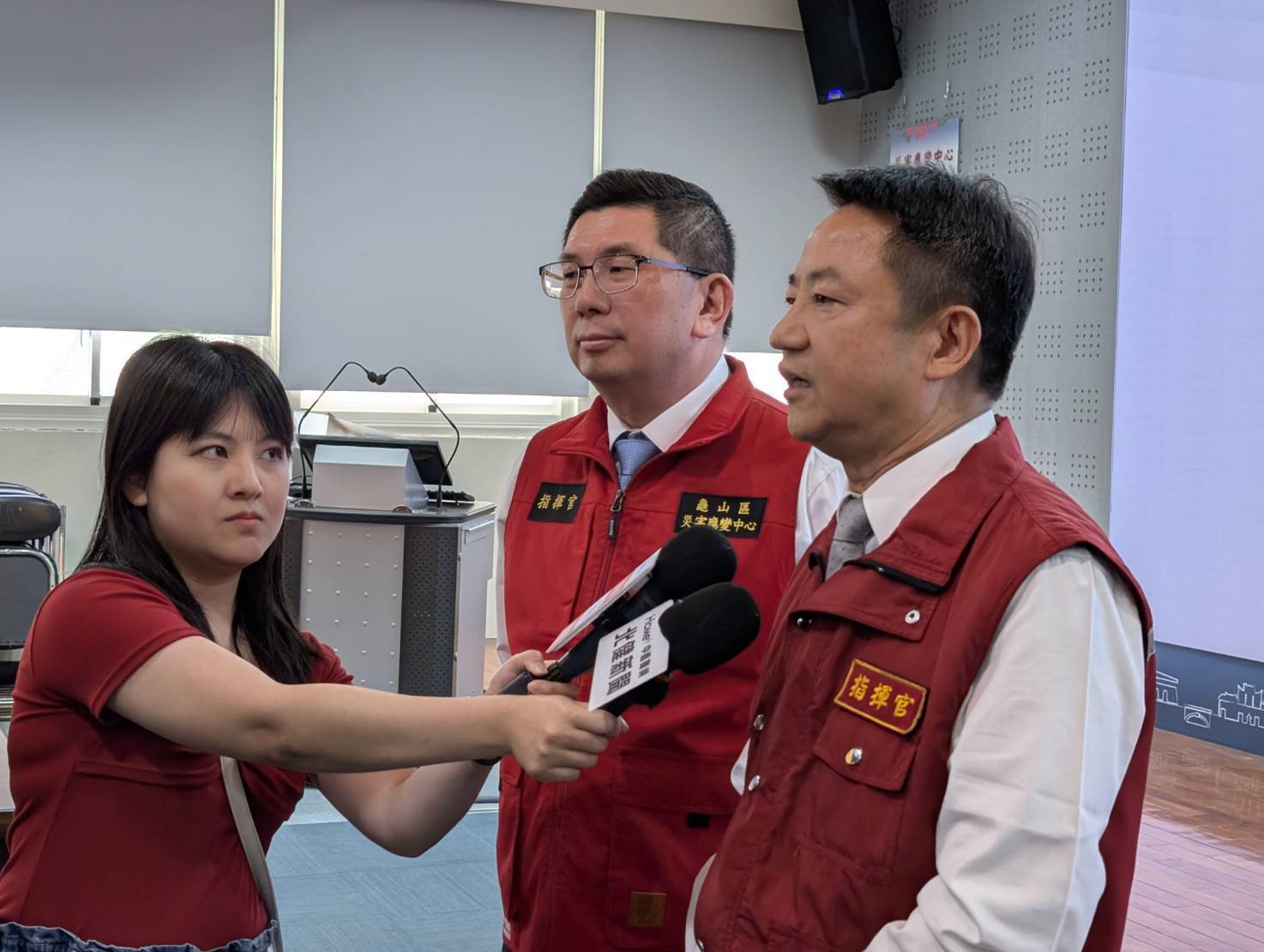 鶯歌區長曾明華(右)及龜山區長張嘉平(左)接受媒體採訪