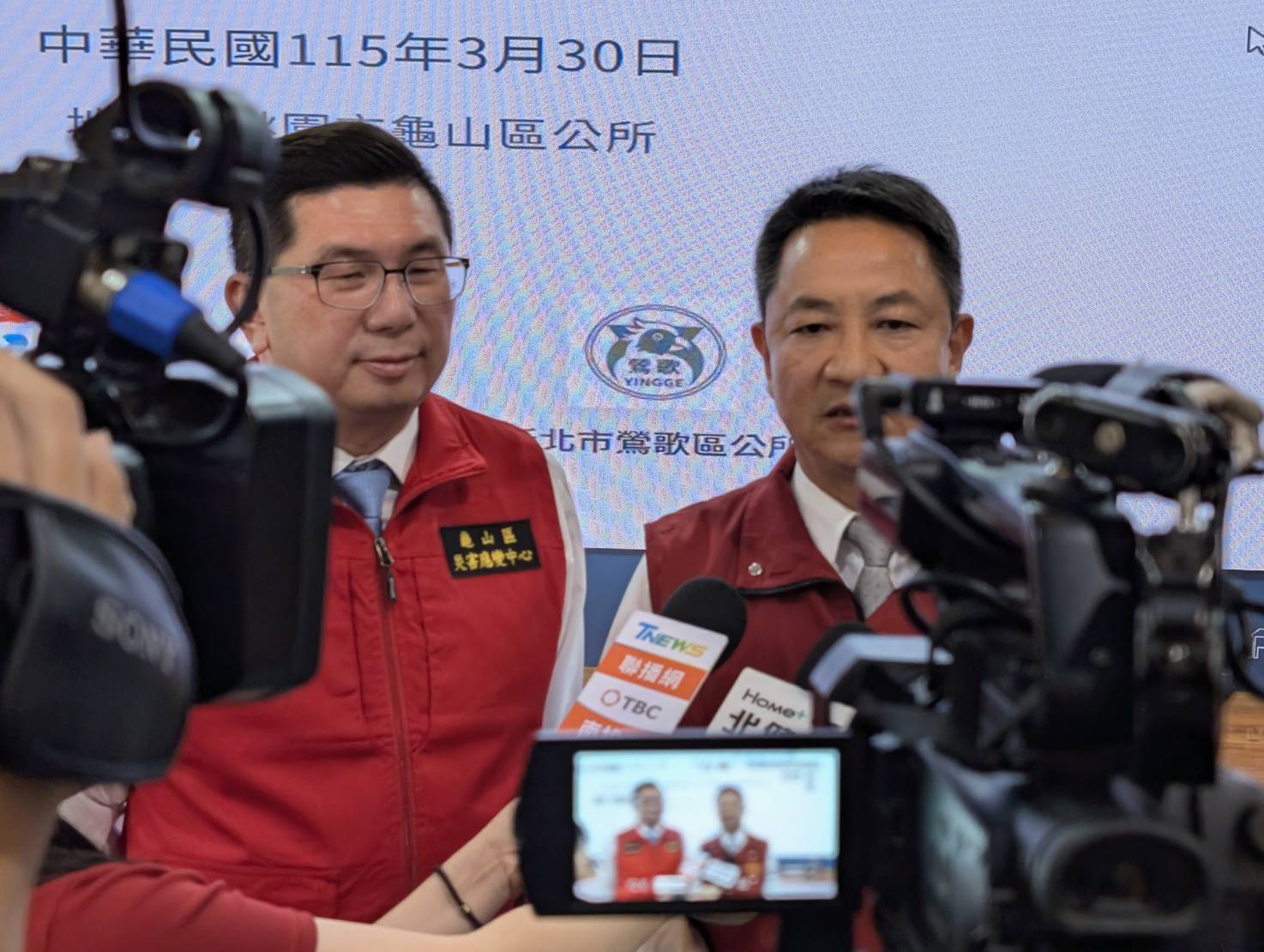 鶯歌區長曾明華(右)及龜山區長張嘉平(左)接受媒體採訪-2