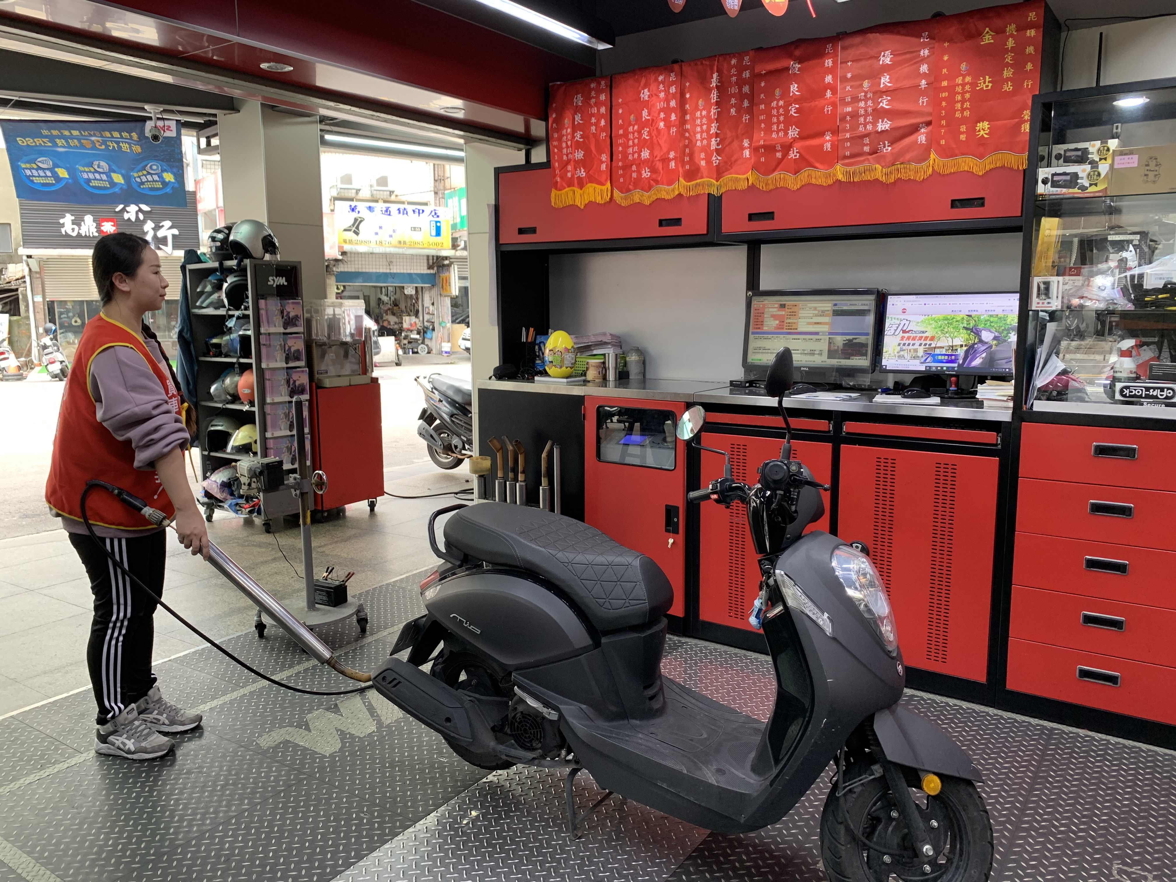 昆輝機車行連續14年獲選優良機車排氣檢驗站，長期維持穩定且優異的檢測品質，榮獲最高榮譽「五星級金站獎」