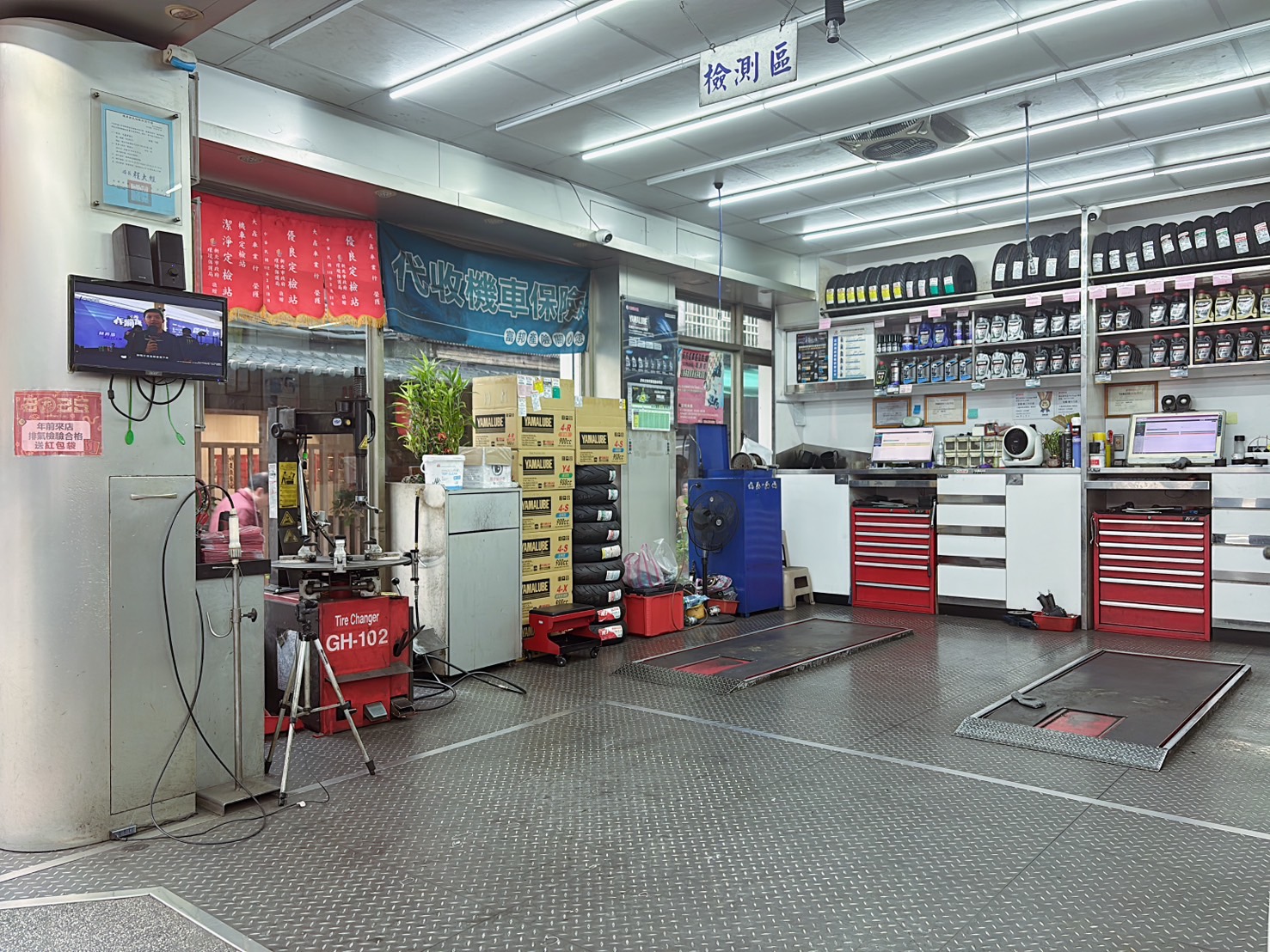 大鑫車業行明確區分展售區、檢測區及維修區，整體環境整潔舒適，提供民眾良好且專業的檢測體驗，獲頒「潔淨定檢站」