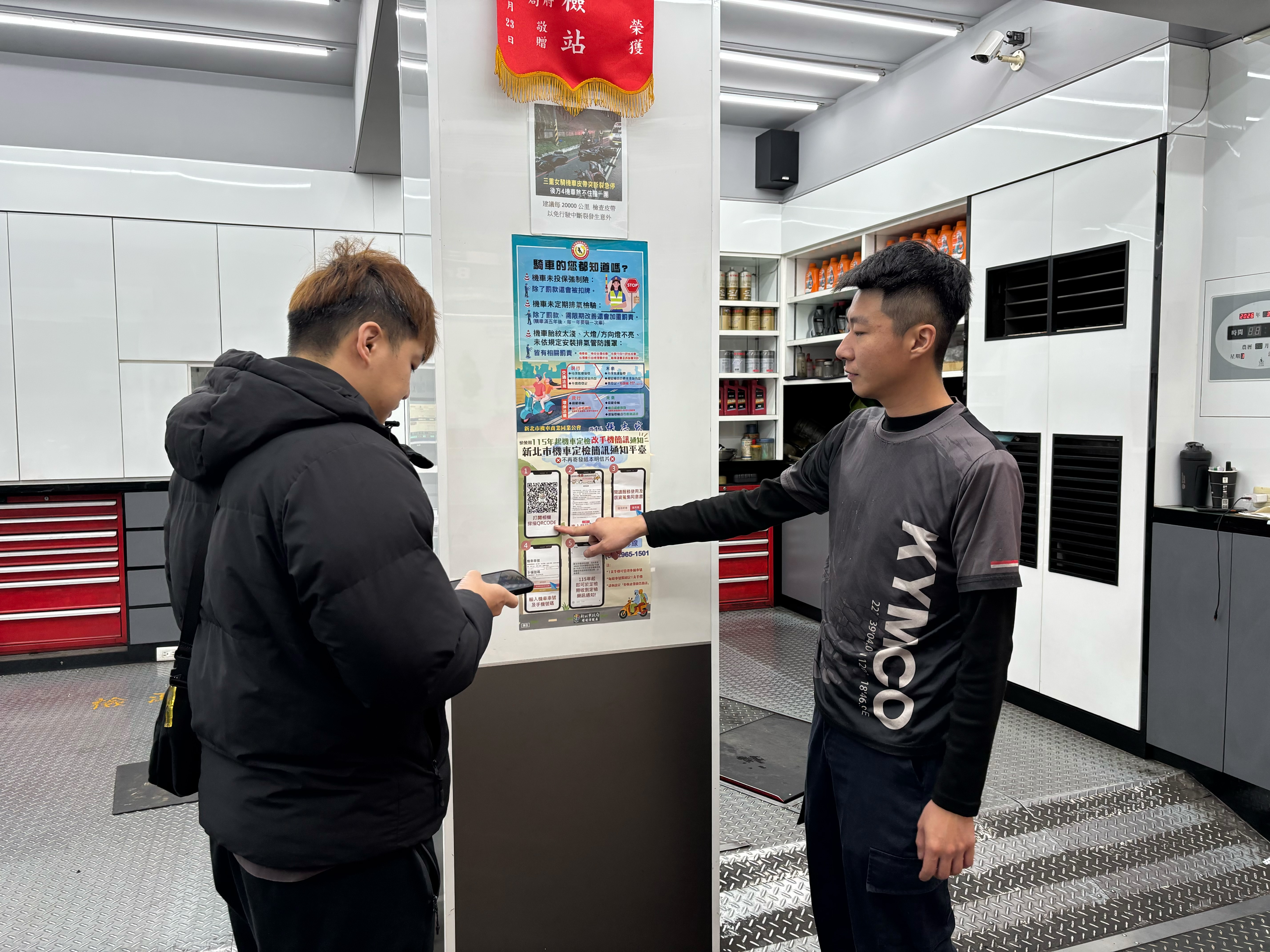 晶展車業積極推動定檢E化政策宣導，特別頒發「定檢E化大使」