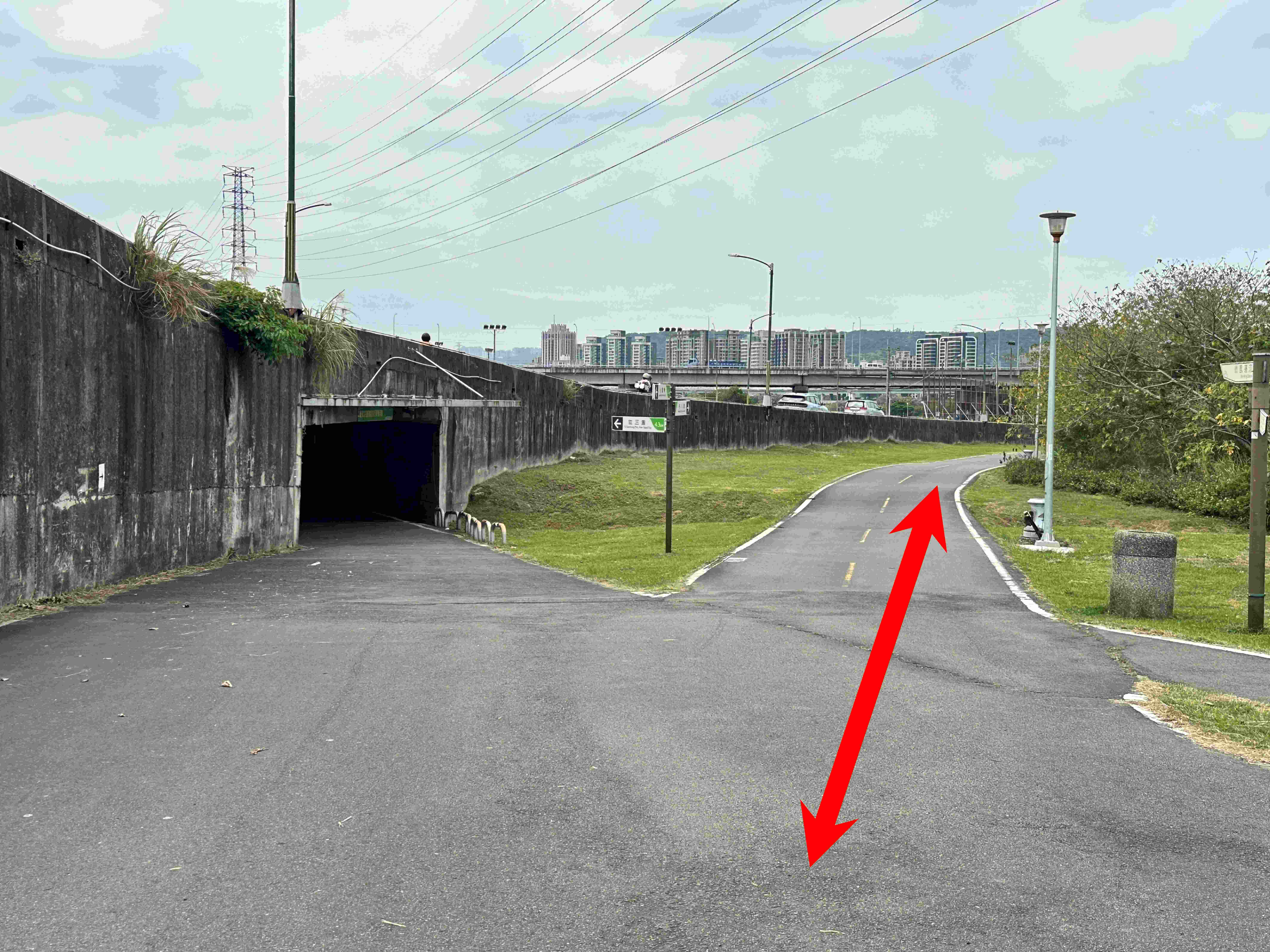  (2)走右側自行車道