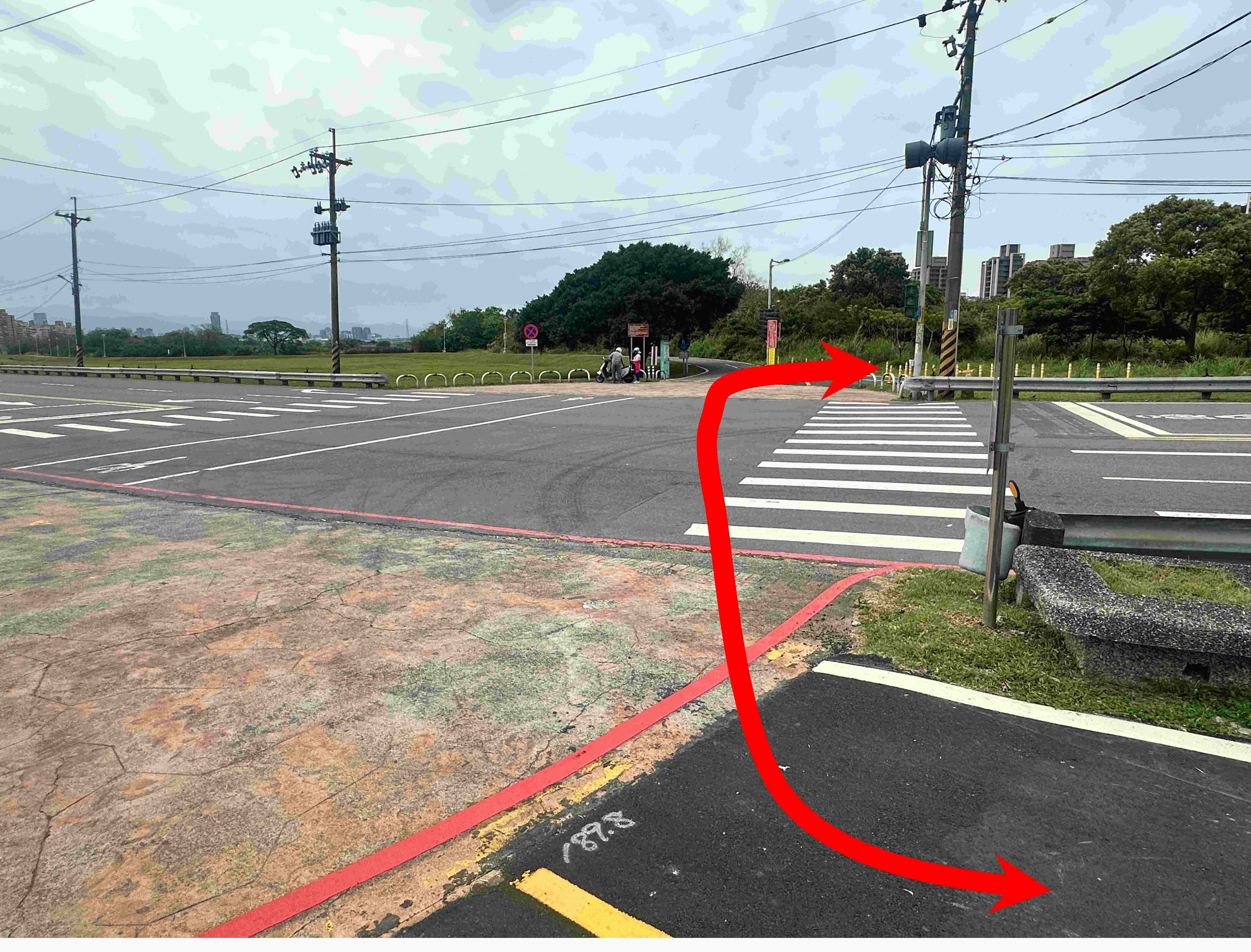  (5)跨越1號越堤道後右轉