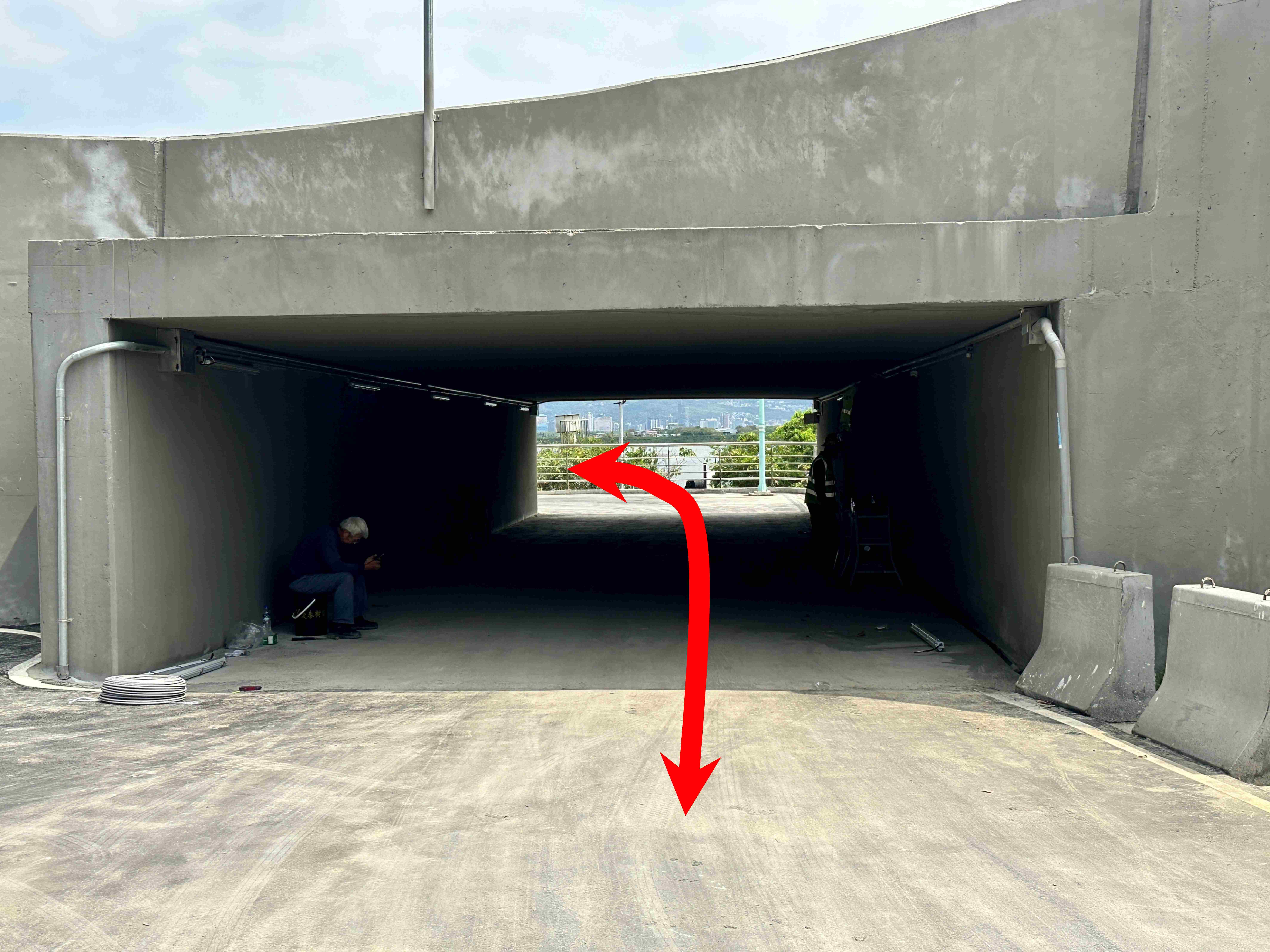  (9)穿越1號越堤道下涵洞前往八里、淡水