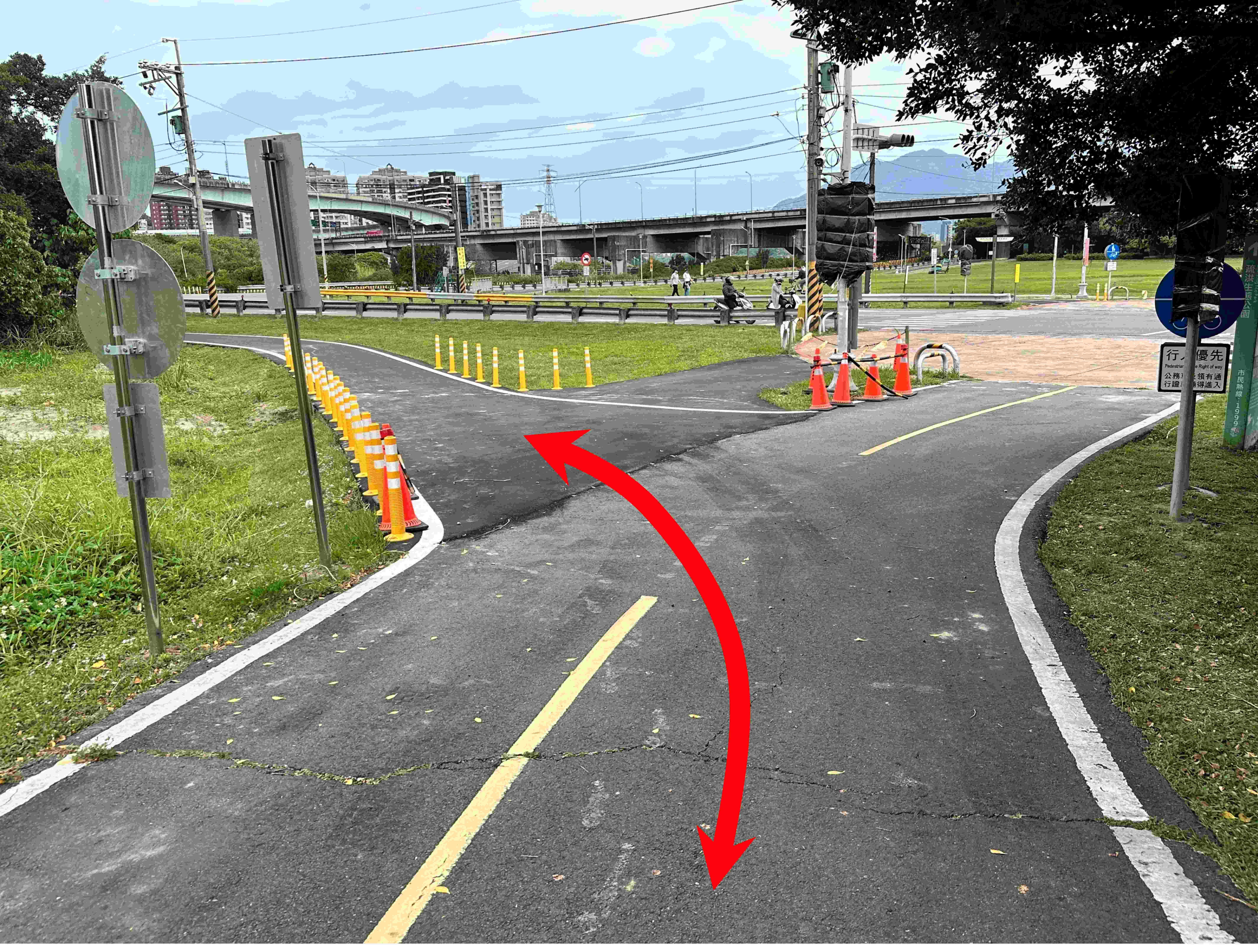  (B)走左側自行車道