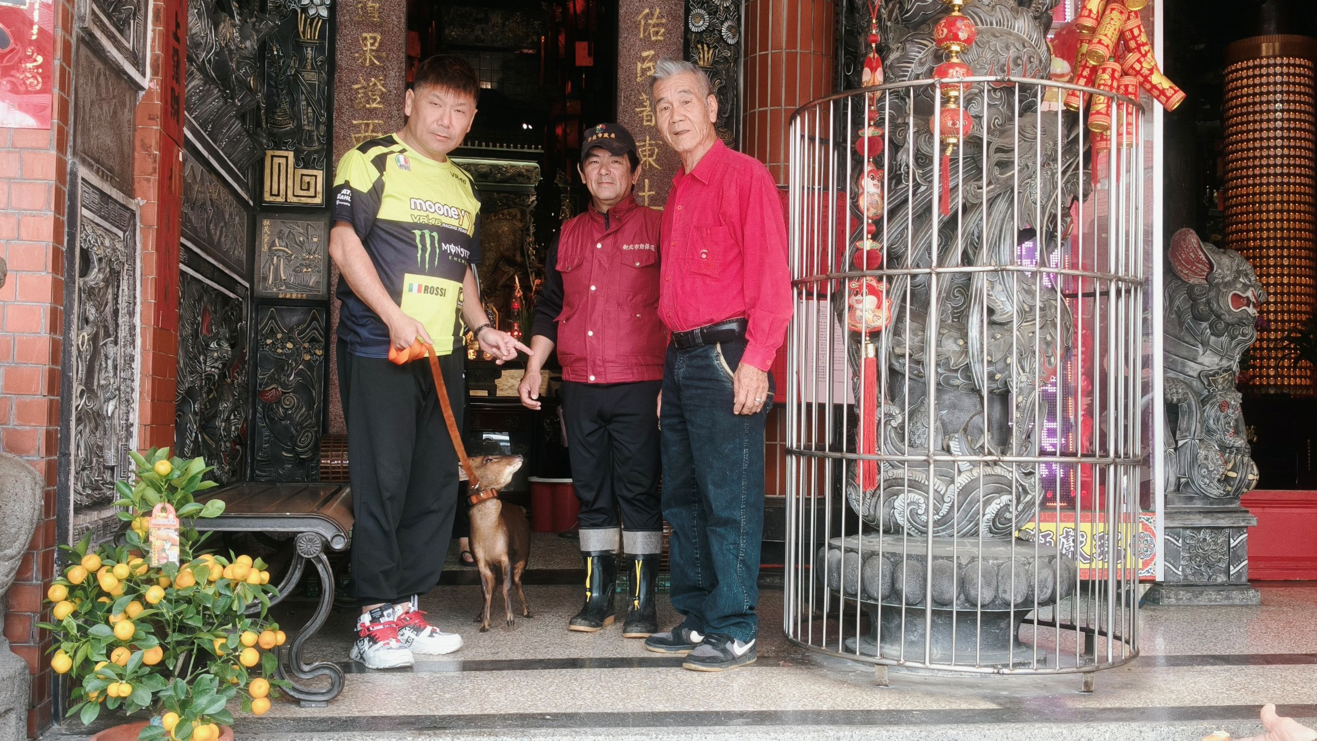  廟方人員和動保員李國良協力救援工作