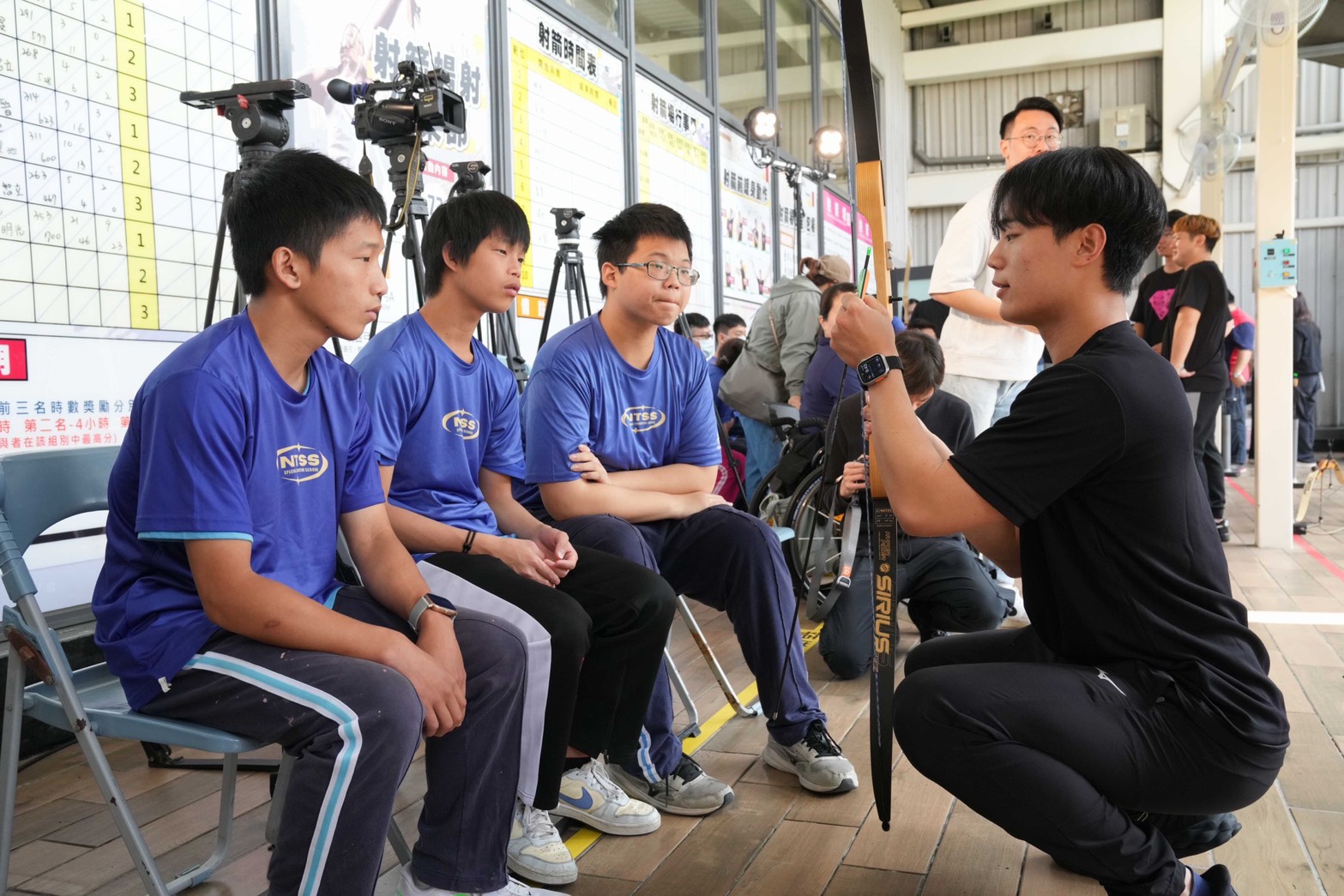 教練引導特教生體驗射箭 強化動作與專注力培養