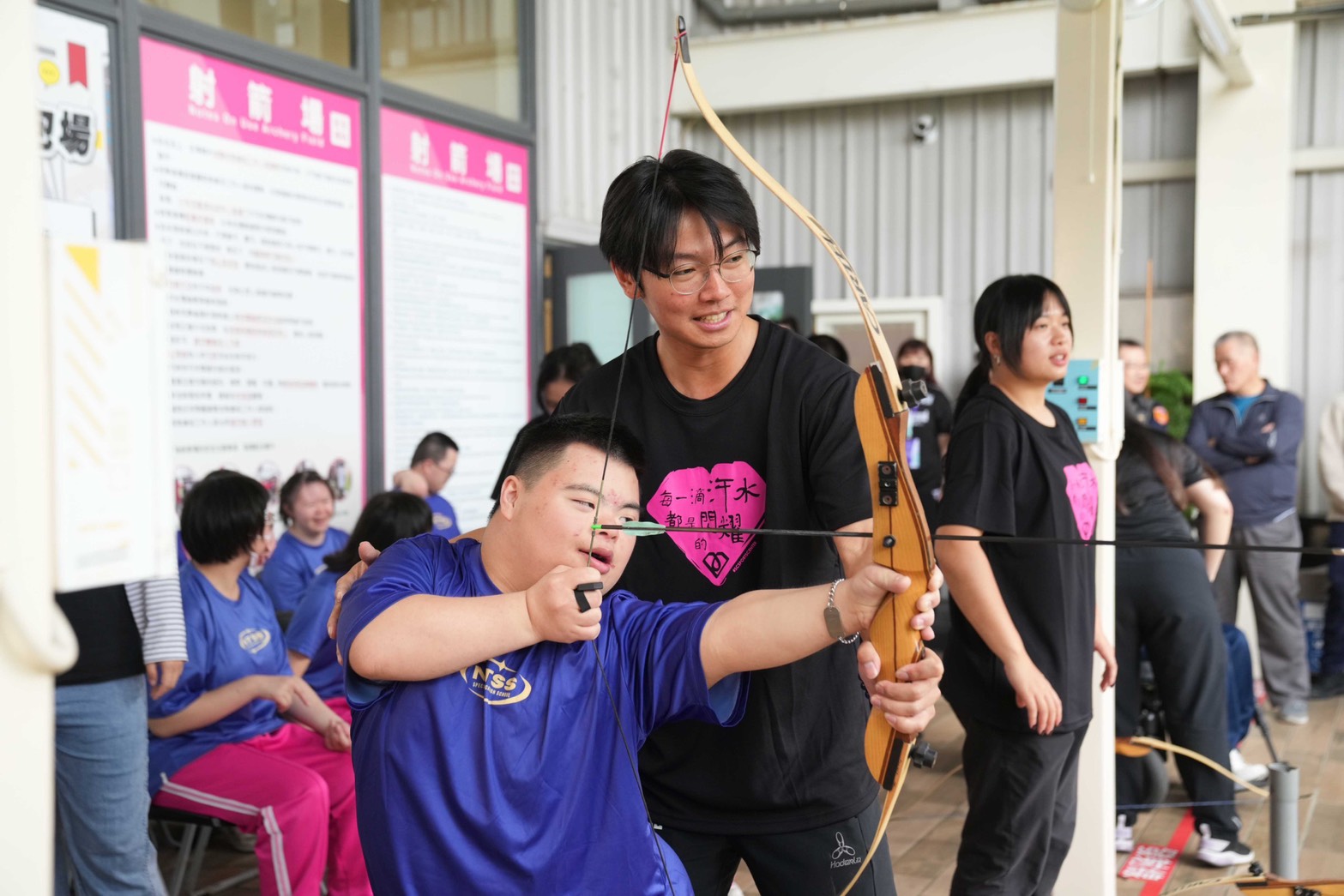特教生在教練陪同下進行射箭體驗 感受運動樂趣