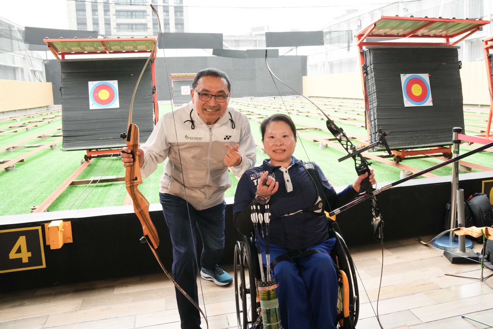侯友宜市長與全障運射箭選手黃貞燕一起射箭互動交流