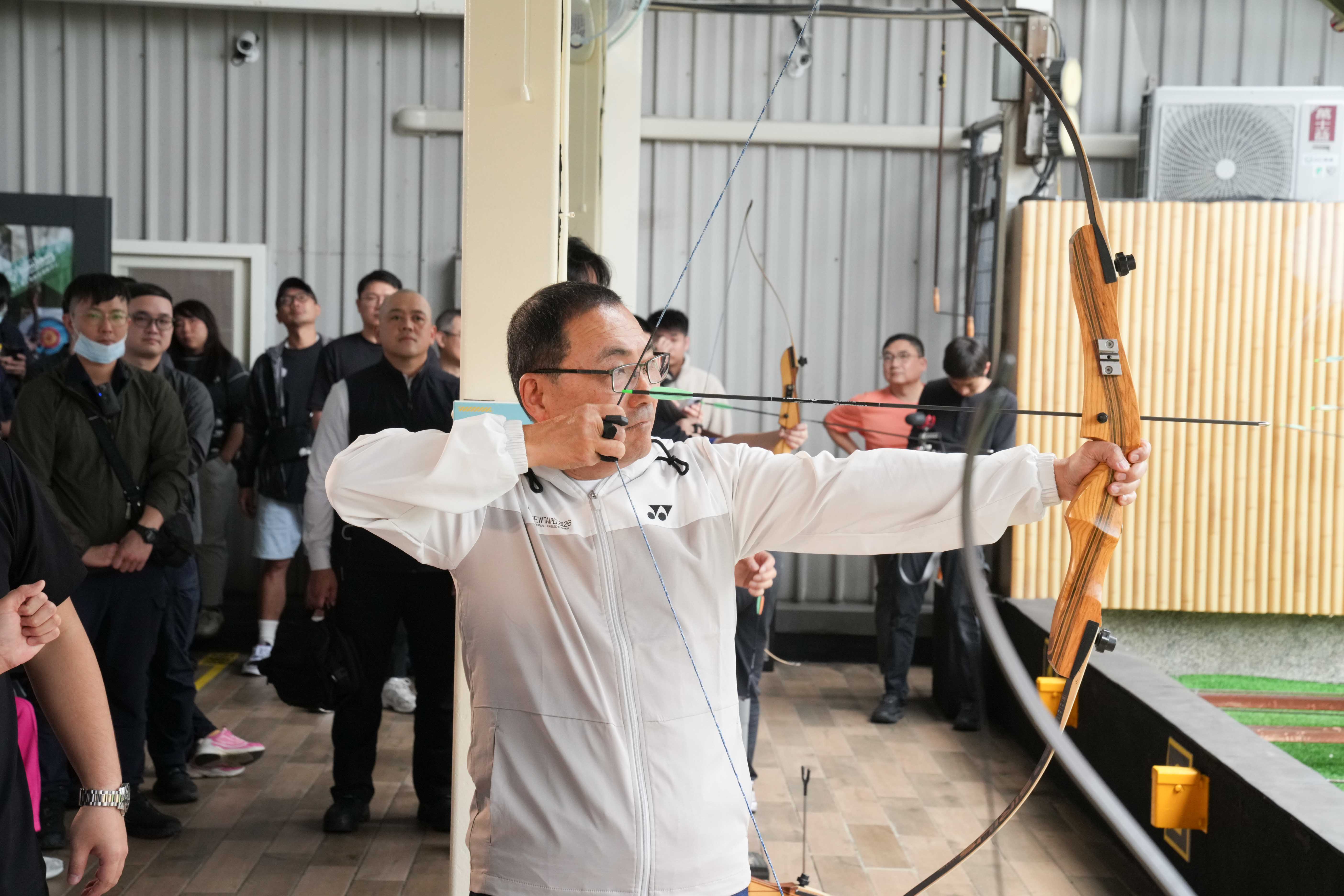 侯友宜市長今日於三重運動中心體驗智能射箭場親身感受共融運動設施